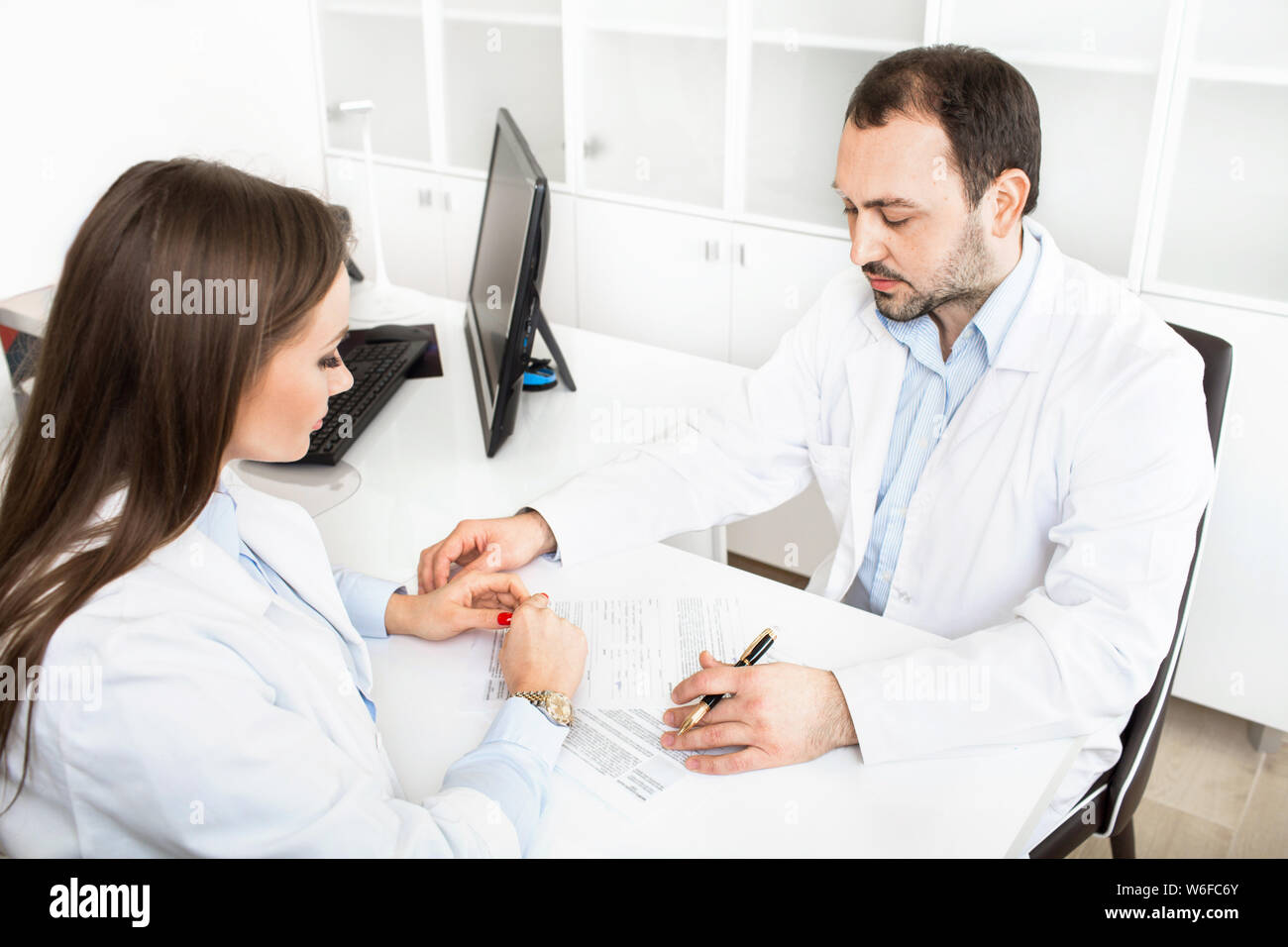 Zwei Ärzte an medizinischen Büro Stockfoto
