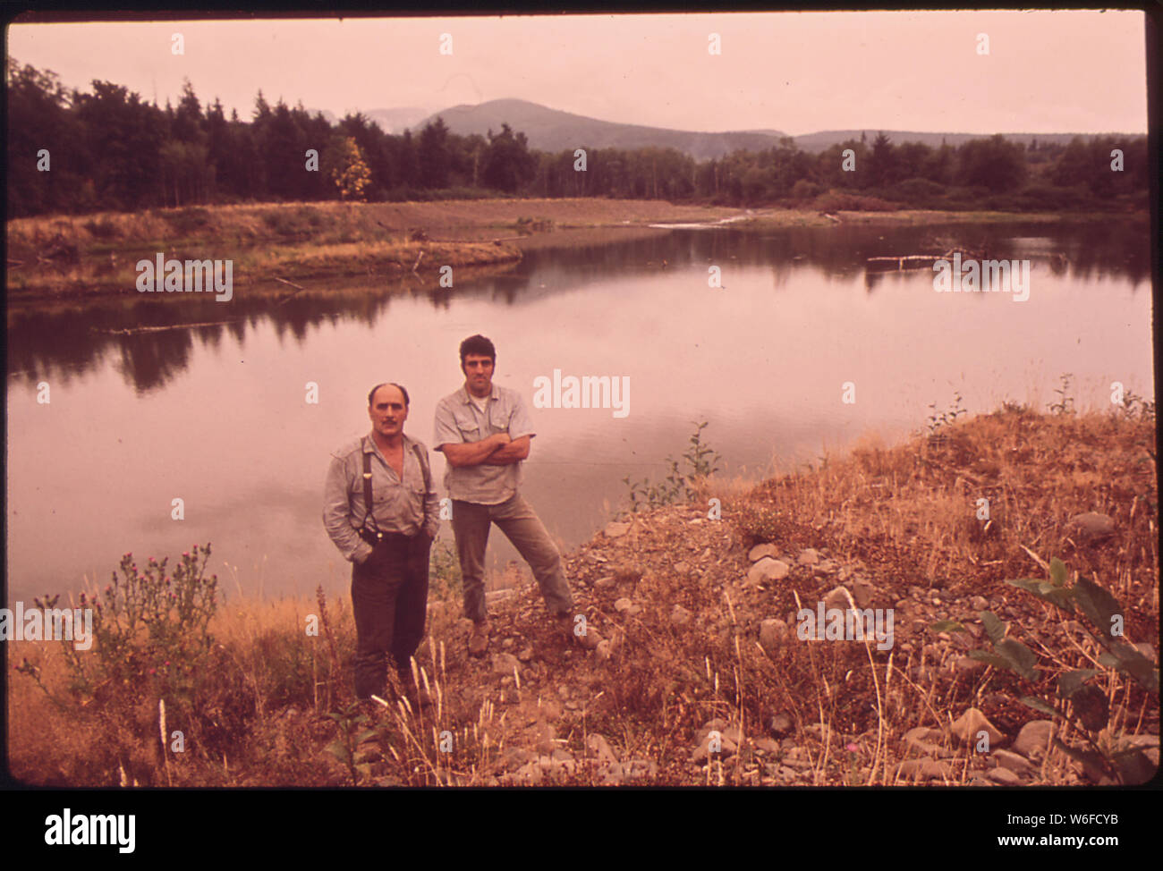 BOB ZIAK UND SEIN BRUDER, Gary, beide leidenschaftliche Naturschützer und professionelle Holzfäller, bei Big Creek. Dies ist DIE SITE EINES (VORÜBERGEHEND EINGESTELLT) KIES VORGANG, DER EINEN PRIME Lachse laichen STREAM zerstört. Der KIES BETREIBER UMGELEITET DEN STREAM MIT EINEM DEICH Stockfoto