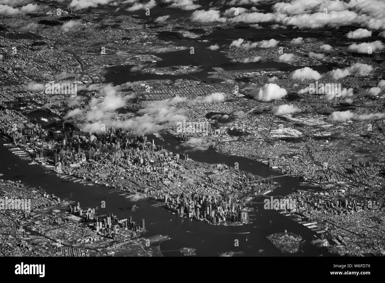 New York City, von der Flight Deck eines Verkehrsflugzeugs bei 35.000 ft gesehen. Die Insel Manhattan ist im Vordergrund, mit der Hudson und East River entlang. Stockfoto