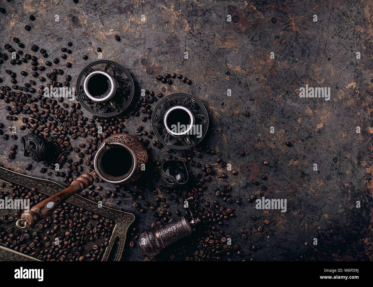 Flach der türkischen Kaffee Topf und Tassen mit gerösteten Kaffeebohnen Stockfoto