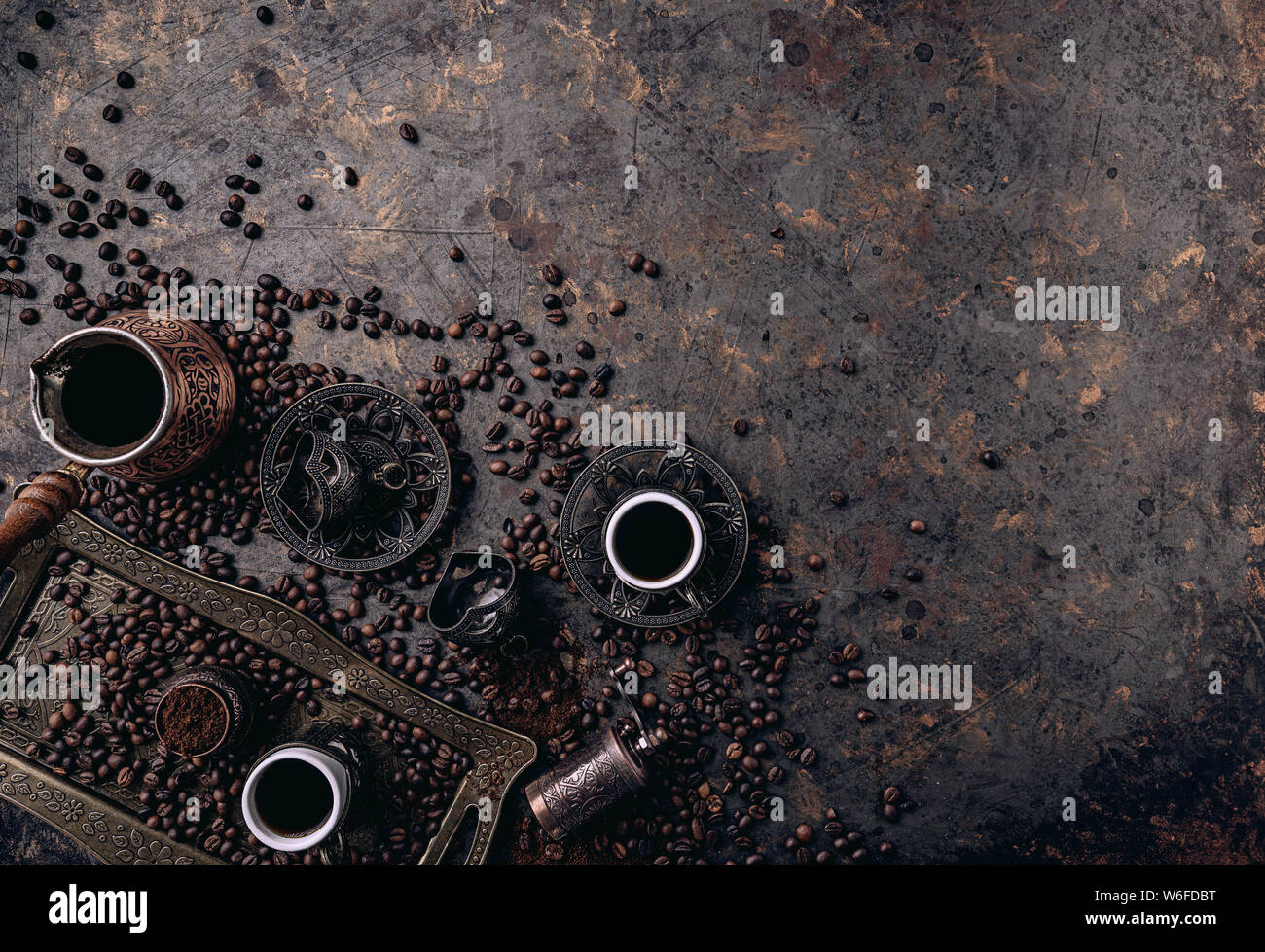 Türkischer Kaffee Topf, Becher und Schleifen auf dunklen rustikalen Hintergrund Stockfoto