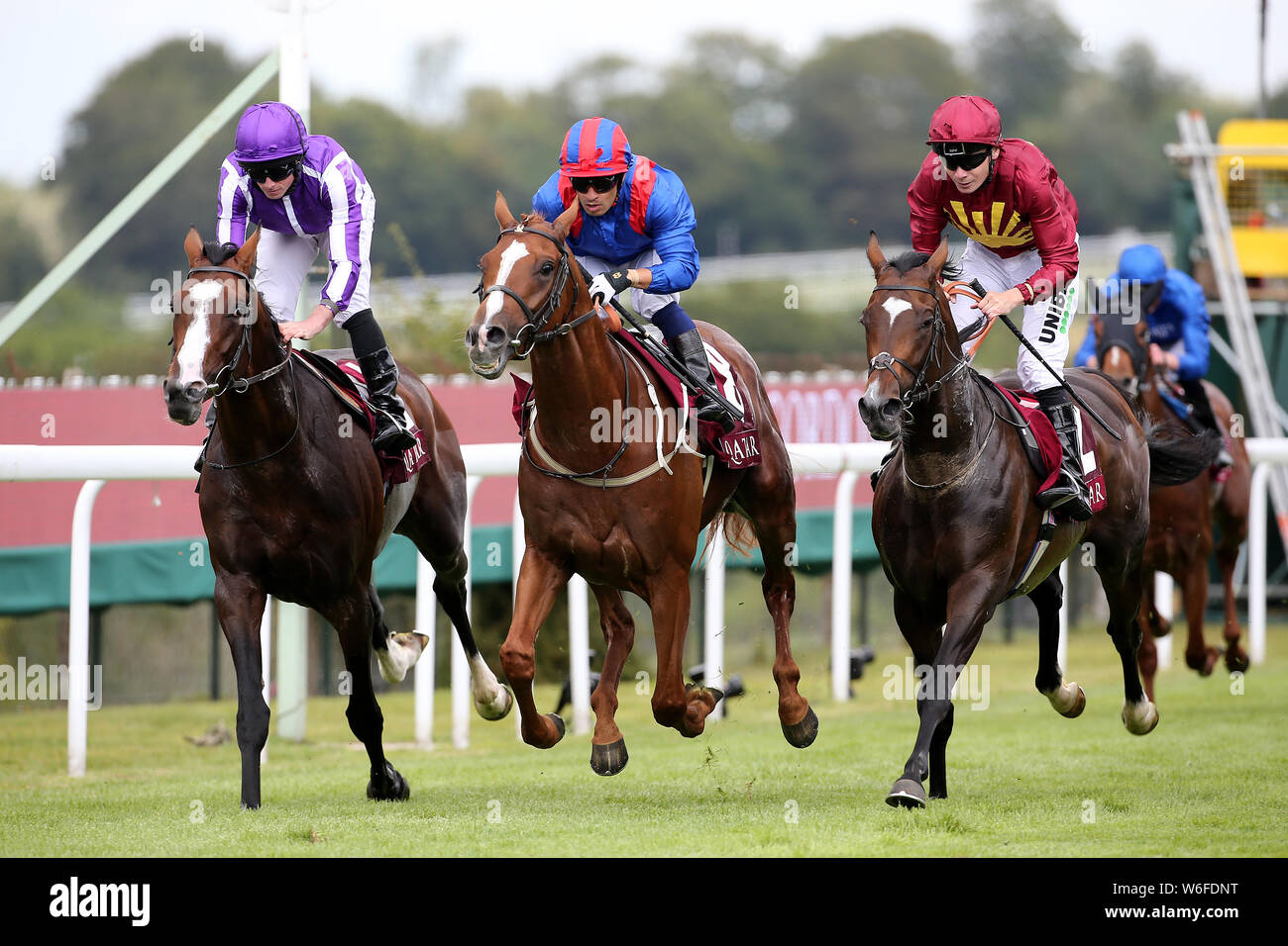 Nayef Straße geritten von Jockey Silvestre de Sousa (Mitte) nach Hause kommen die Qatar Gordon Einsätze bei Tag drei der Qatar Goodwood Festival in Goodwood Pferderennbahn, Chichester zu gewinnen. Stockfoto