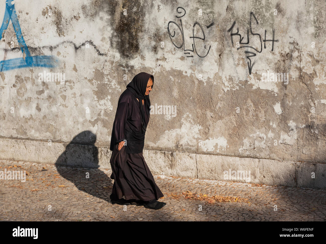 Alte Frau mit schwarzen in Lissabon, Portugal Stockfoto