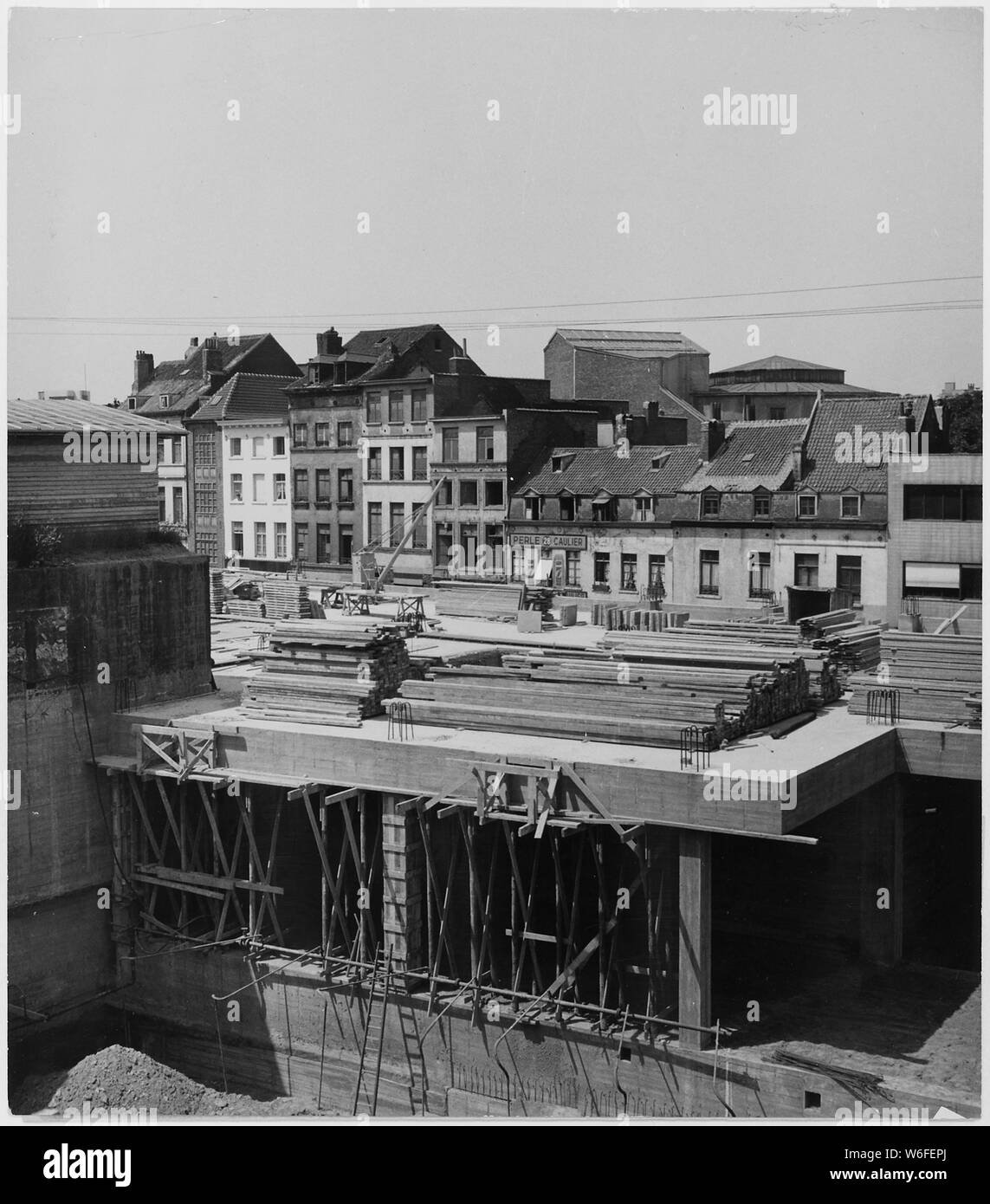 Belgien. Ein Ende der wichtigsten Lüftung Tunnel, die die Luft in die unterirdischen Teile der Kreuzung Nord-Midi sauber und trocken halten; Umfang und Inhalt: Belgien. Ein Ende der wichtigsten Lüftung Tunnel, die die Luft in die unterirdischen Teile der Kreuzung Nord-Midi sauber und trocken halten. Die Gefahr der Foul wird Luft durch die Elektrifizierung der Verbindung verringert werden. Obwohl nicht alle der Eisenbahnnetze Brüssel dienen, werden diese elektrifizierte Arbeiten wird zügig vorangetrieben. In der Zwischenzeit, Dampflokomotiven Ankunft an einem Ende der Verbindung werden Ihre Lokomotiven drop und Abholen, elek. Stockfoto