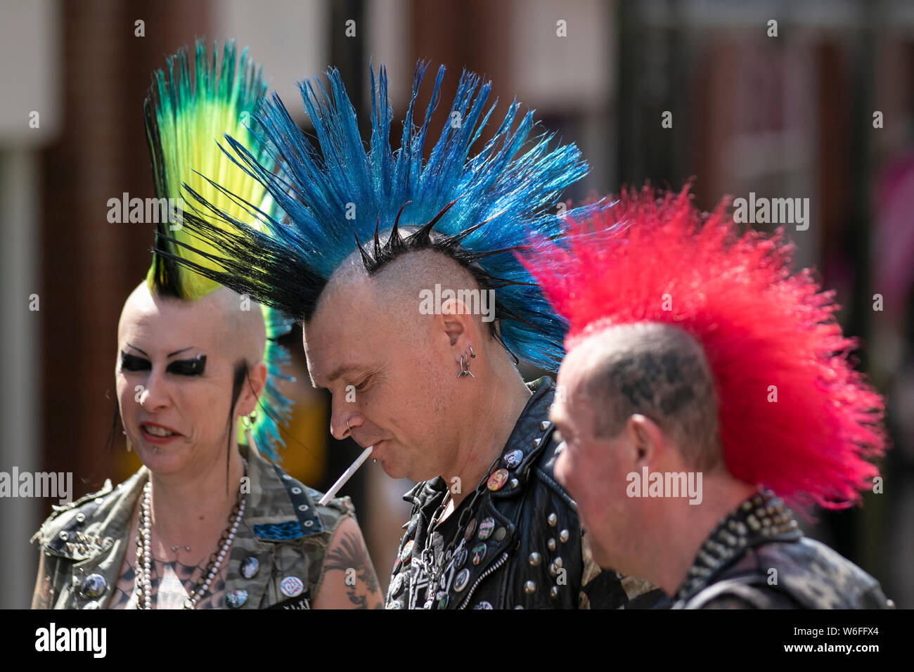Blackpool, Lancashire, UK. 1. August, 2019. Der Rebellion Festival weltweit größte Punk Festival in Blackpool. Anfang August, von Blackpool Winter Gardens ist Gastgeber für eine massive Line up des Punk Bands für die 21. Ausgabe der Rebellion Festival zieht Tausende von Touristen zum Resort. Über 4 Tage jeden August in Blackpool, den besten Punk sammeln für dieses gesellschaftliche Ereignis des Jahres mit 4 Tage Musik auf 6 Bühnen mit Massen von Bands. Kredit; MediaWorldImages/Alamy leben Nachrichten Stockfoto Blackpool, Lancashire, UK. 1. August, 2019. Der Rebellion Festival weltweit größte Punk Festival in Blackpool. Anfang August, von Blackpool Winter Gardens ist Gastgeber für eine massive Line up des Punk Bands für die 21. Ausgabe der Rebellion Festival zieht Tausende von Touristen zum Resort. Über 4 Tage jeden August in Blackpool, den besten Punk sammeln für dieses gesellschaftliche Ereignis des Jahres mit 4 Tage Musik auf 6 Bühnen mit Massen von Bands. Kredit; MediaWorldImages/Alamy leben Nachrichten Stockfoto
