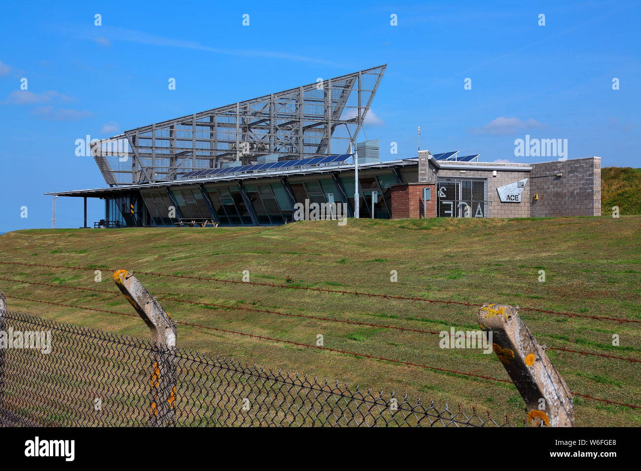 ACE-Büros zu Kohle verbundenen Aberthaw Kraftwerk neben Gileston Strand in den Bristol Channel an der Walisischen Heritage Küste. Stockfoto