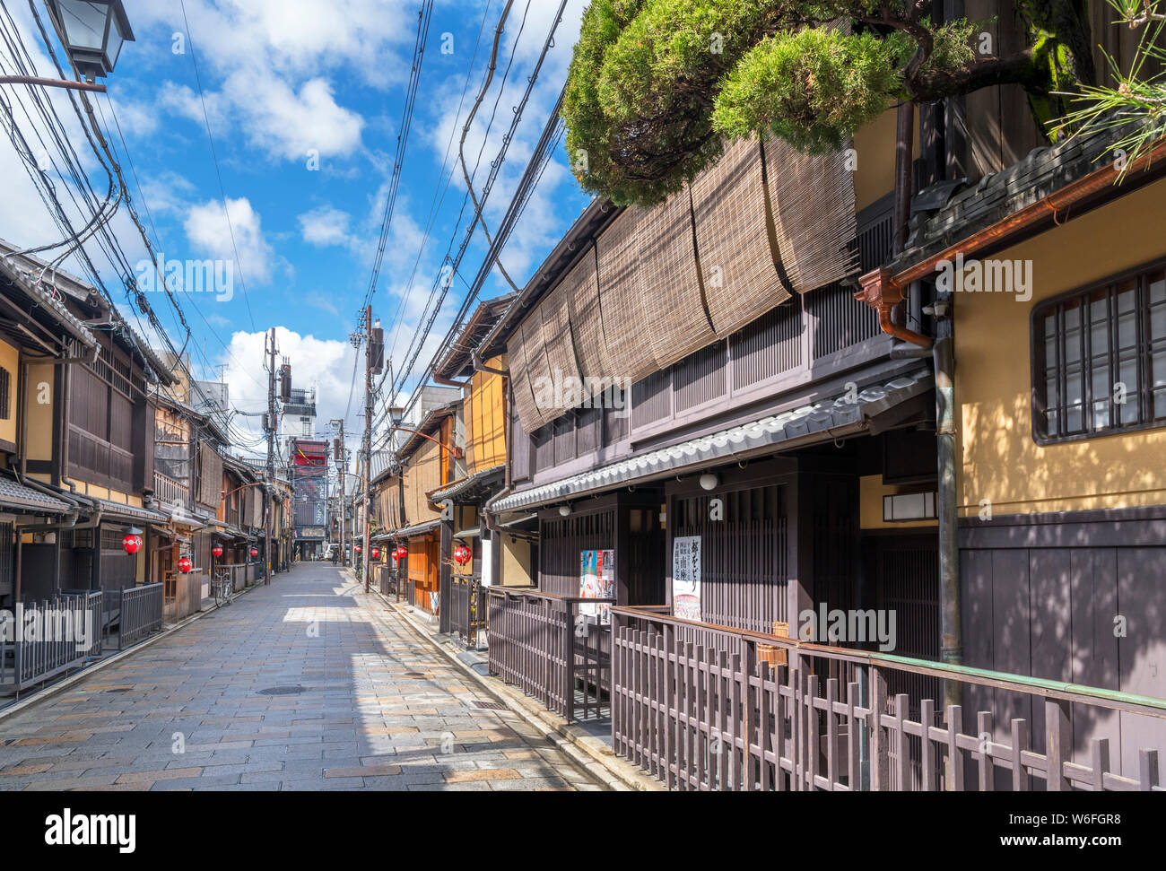Traditionelle japanische Bauten auf Shinbashi-dori (Shinbashi Straße) im historischen Stadtteil Gion von Kyoto, Japan Stockfoto