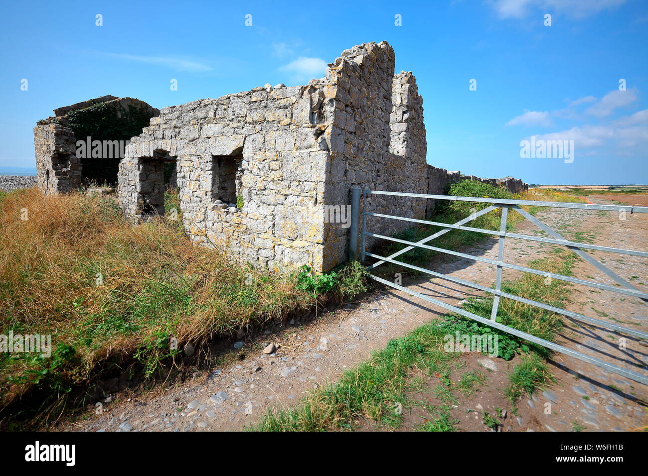 Ein altes Verfallenes Haus am Eingang Gileston Strand an der Seite des Bristol Kanal neben dem Kohlekraftwerk Aberthaw. abgefeuert. Stockfoto