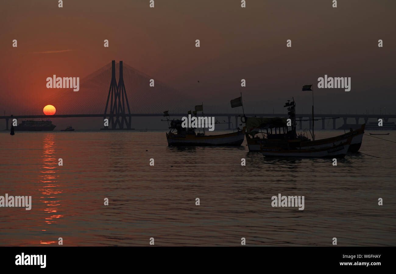 Das Bild des Sonnenuntergangs Bandra und Worli sealink Bridge, in Mumbai, Indien Stockfoto