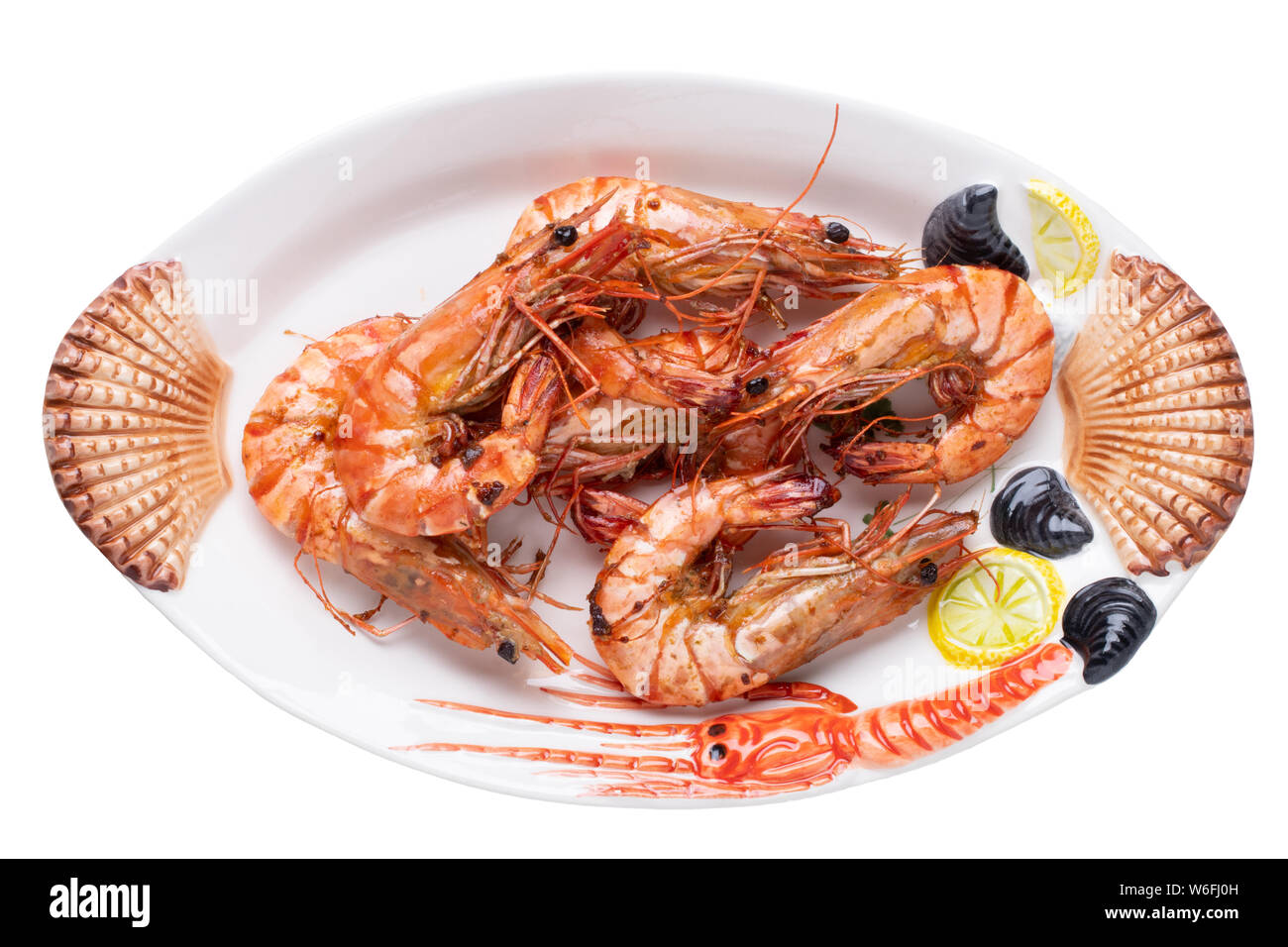 Meeresfrüchte Hintergrund. Nahaufnahme von frisch gegrillten Big Tiger Garnelen oder Shrimps auf einem bunten Seafood Platte auf einem weißen Hintergrund. Konzept gesunde fo Stockfoto