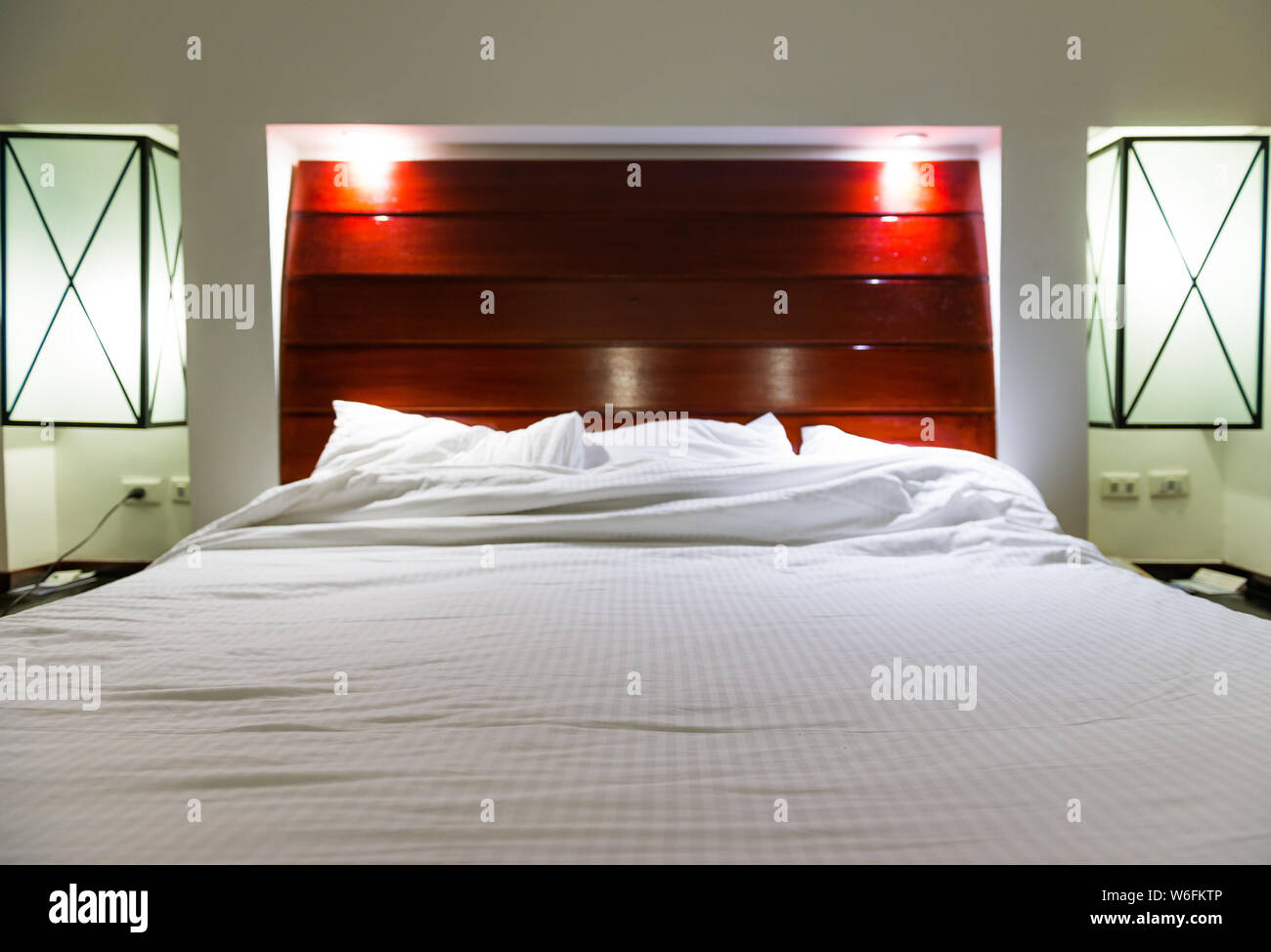 Schlafzimmer Innenraum mit breiten Bett und weißen Blatt Stockfoto