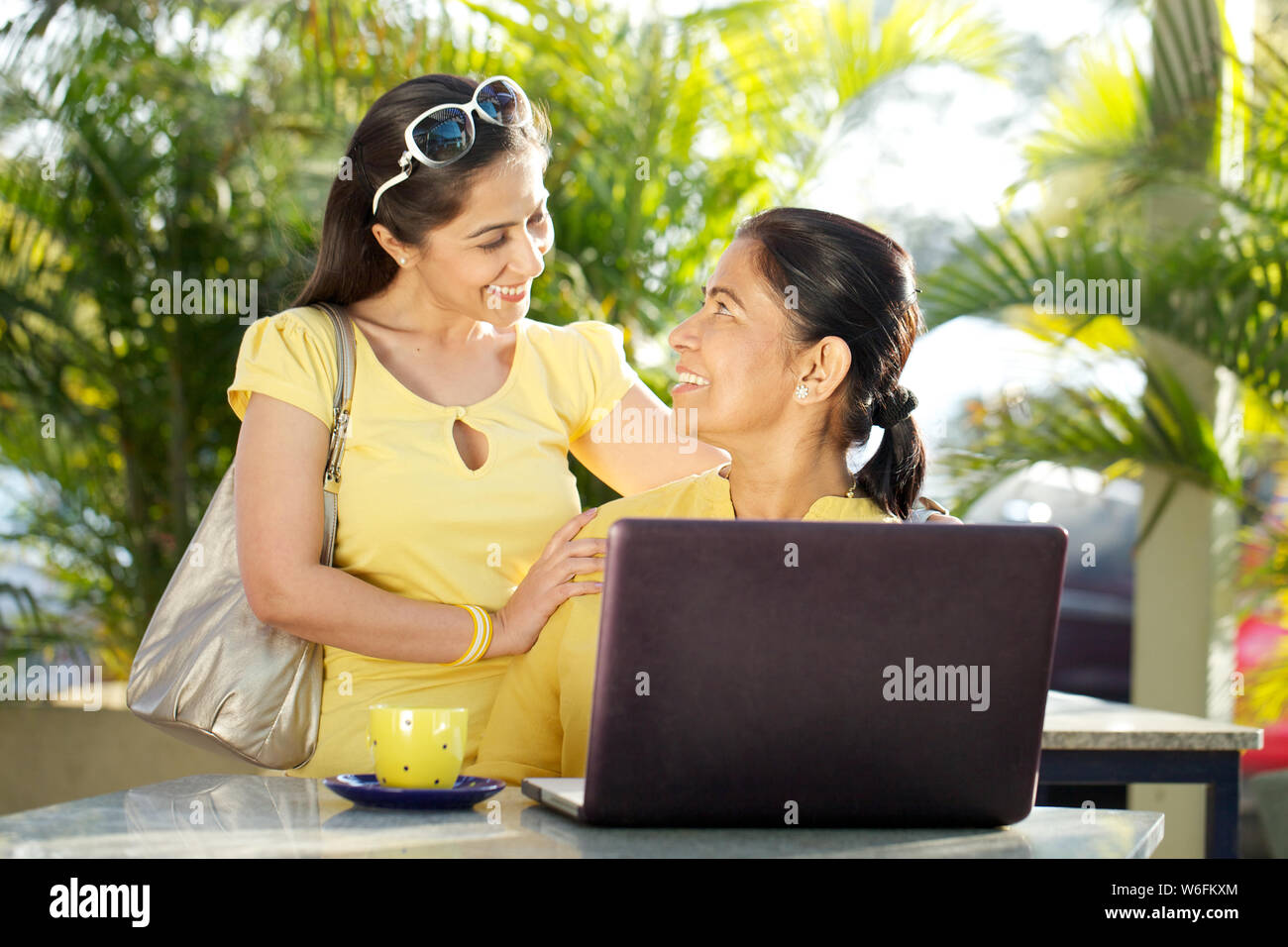 Mutter und ihre Tochter schauten sich lächelnd an Stockfoto