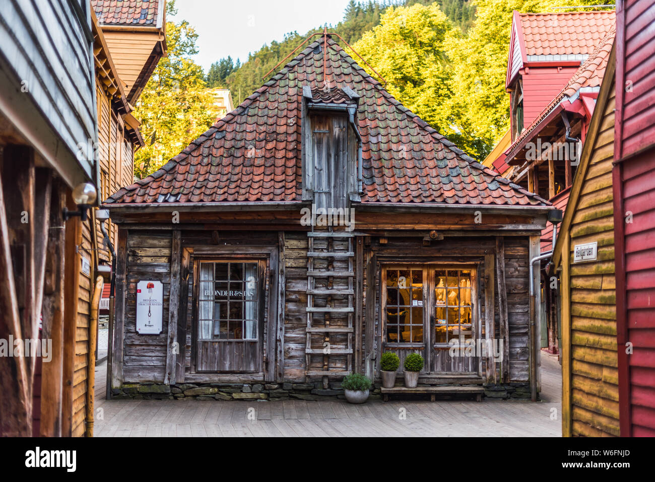 03/09-17, Bergen, Norwegen. Alte Holz- Haus in der bryggen Bereich Gehäuse einen Kaffee. Stockfoto