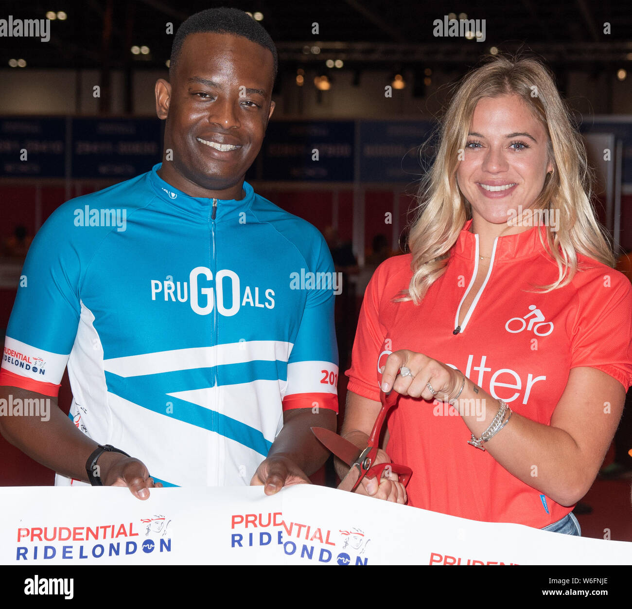 Mulenga Chafilwa und Laura Kran bei der Eröffnung der aufsichtsrechtlichen RideLondon Radfahren Show in London. Stockfoto