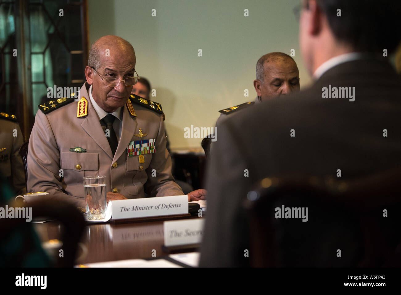 Ägyptischer Minister für Verteidigung, Oberst Gen. Mohamed Ahmed Zaki Mohamed während eines bilateralen Treffens mit US-Verteidigungsminister Mark Esper, rechts, im Pentagon Juli 29, 2019 in Arlington, Virginia. Stockfoto