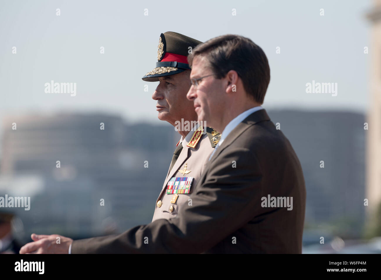 Us-Verteidigungsminister Mark Esper, rechts, steht mit dem ägyptischen Minister für Verteidigung, Oberst Gen. Mohamed Ahmed Zaki Mohamed während der Begrüßungszeremonie im Pentagon Juli 29, 2019 in Arlington, Virginia. Stockfoto