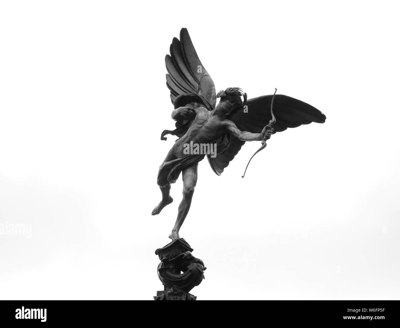 Die Statue von anteros an der Shaftesbury Memorial Fountain in Piccadilly Circus, London, UK gegen einen grauen Himmel im April. Stockfoto