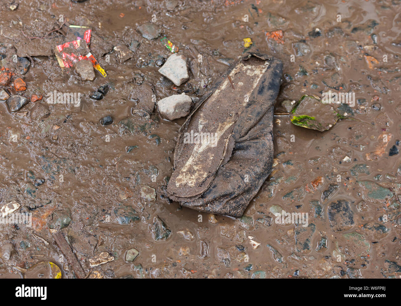 Schuh in Kathmandu in der Nähe von einem eingestürzten Gebäude nach dem Erdbeben 2015 gefunden. Stockfoto