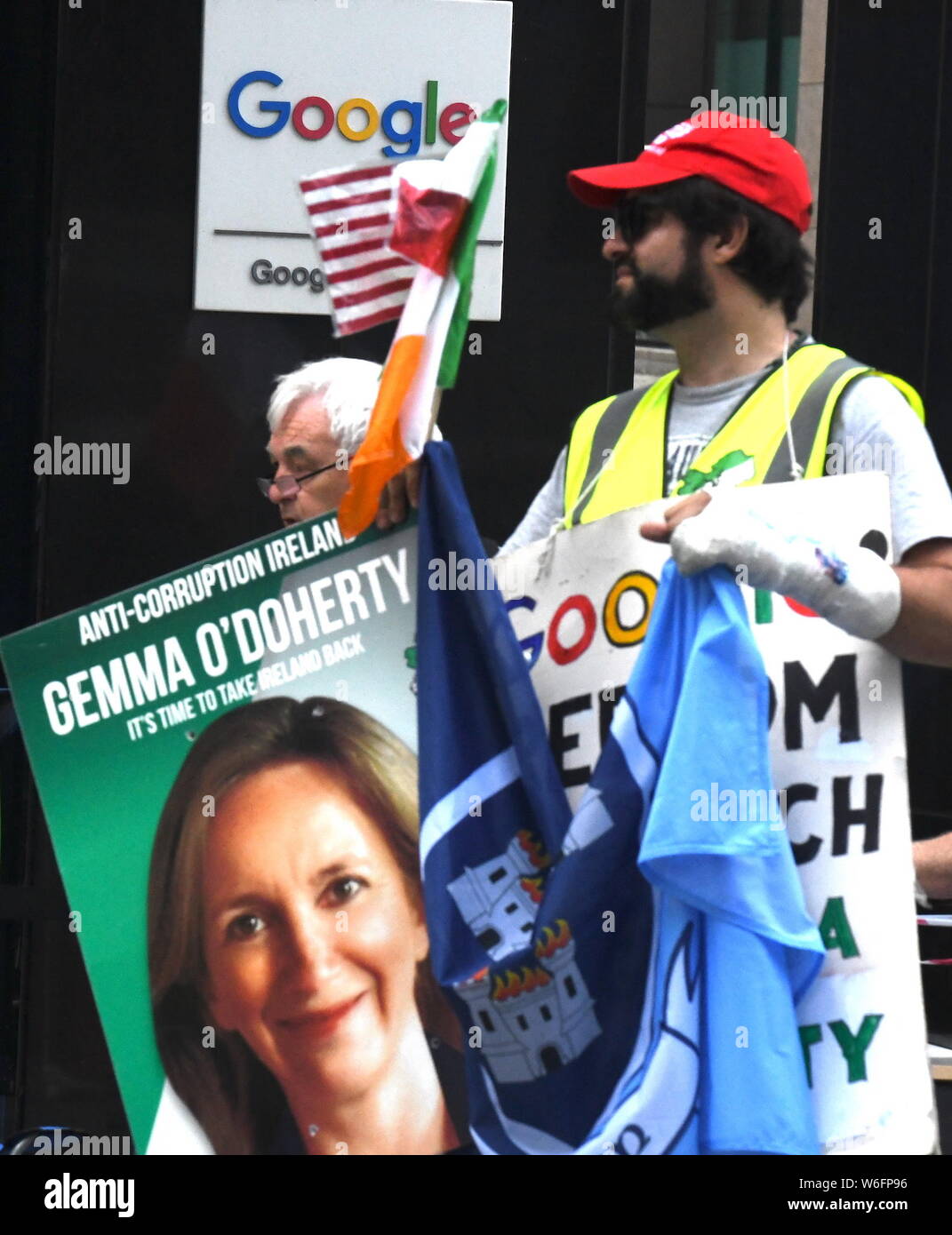 Demonstrant Fiona O'Leary bietet Brief an Vertreter für Leiter von Google Irland zu Bericht Gemma O'Doherty und ACI für Hassreden zu Gardasee Stockfoto