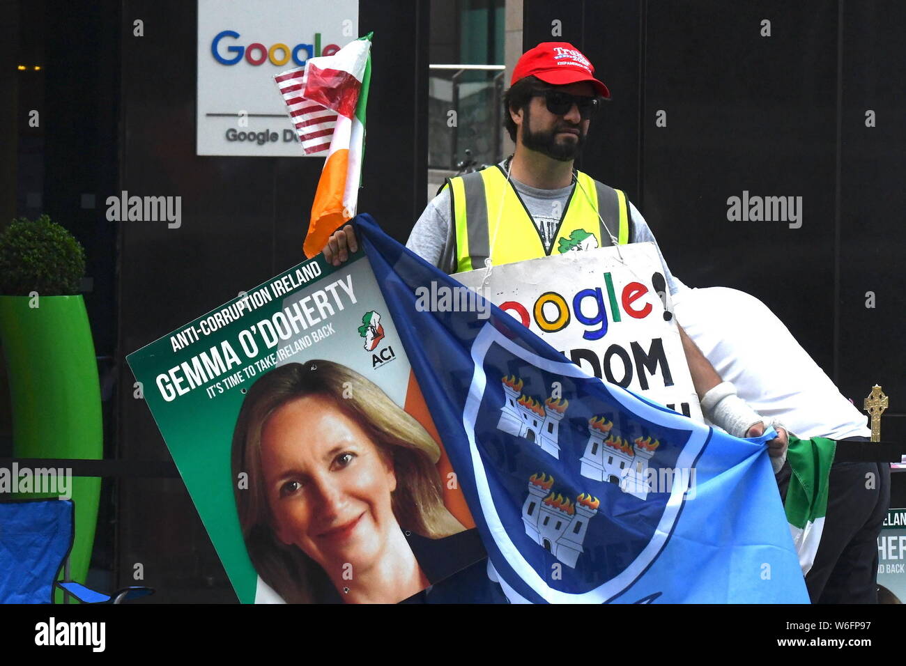 Demonstrant aus Irland gegen Korruption steht ausserhalb von Google halten Sie ein Poster von Gemma O'Doherty Stockfoto