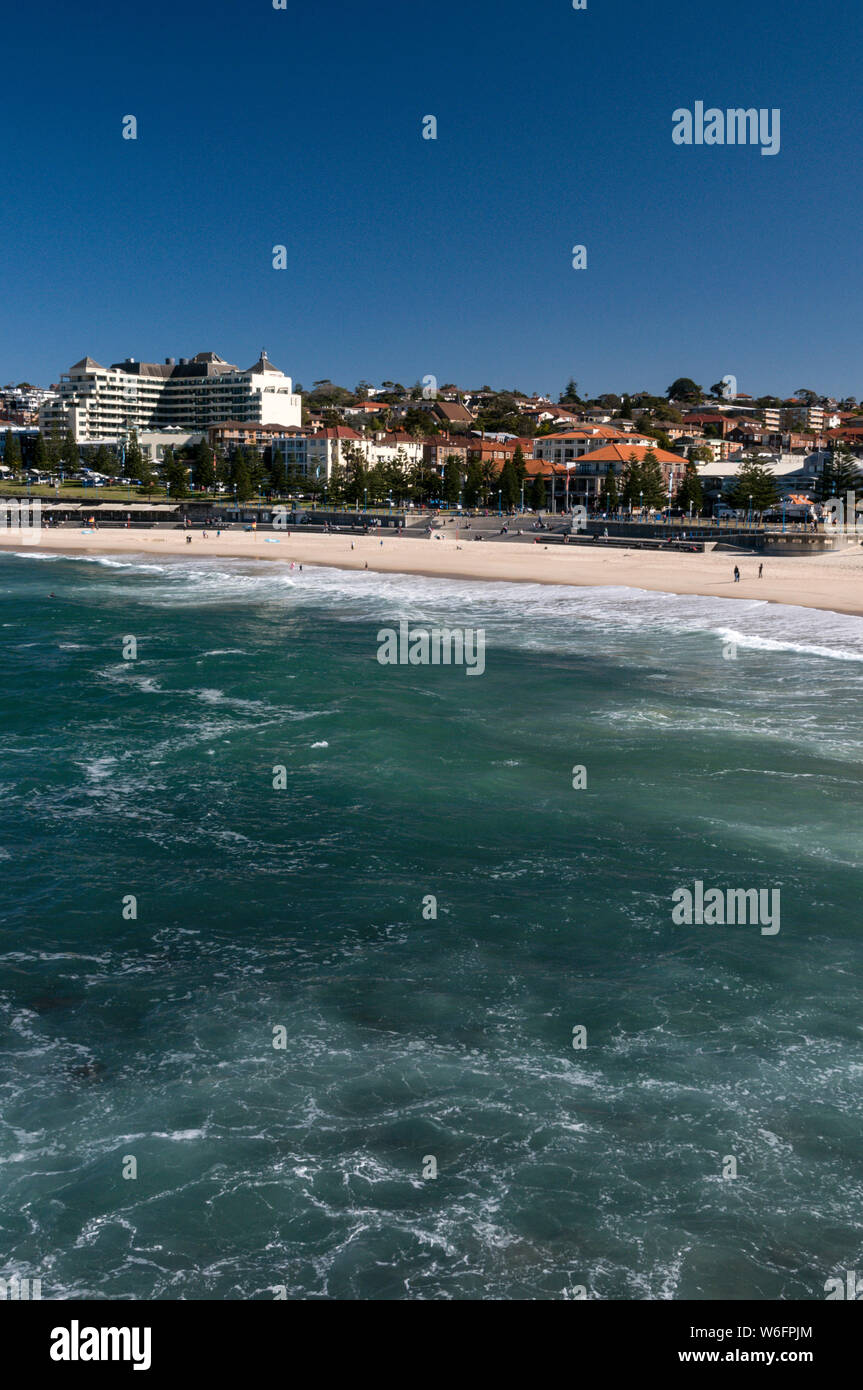 Coogee Beach ist eine kreisrunde weite sandige Bucht, einem Vorort von Sydney in New South Wales, Australien. Coogee ist beliebt bei Familien und berühmt für seine sichere Stockfoto