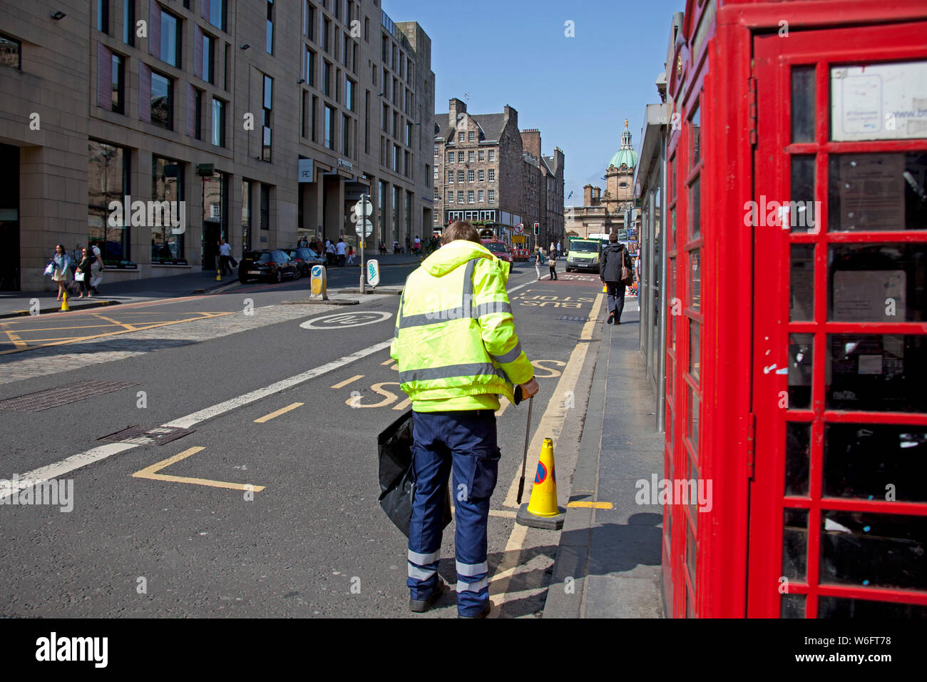 Edinburgh, Schottland, Großbritannien. August 2019. 40 zusätzliche Straßenreinigungskräfte werden sich den derzeitigen 37 Mitarbeitern anschließen, um die Straßen und Bürgersteige der Hauptstadt während der außergewöhnlich geschäftigen Festivalperiode zu säuberen. Bereitstellung eines 24/7-Service. Stockfoto