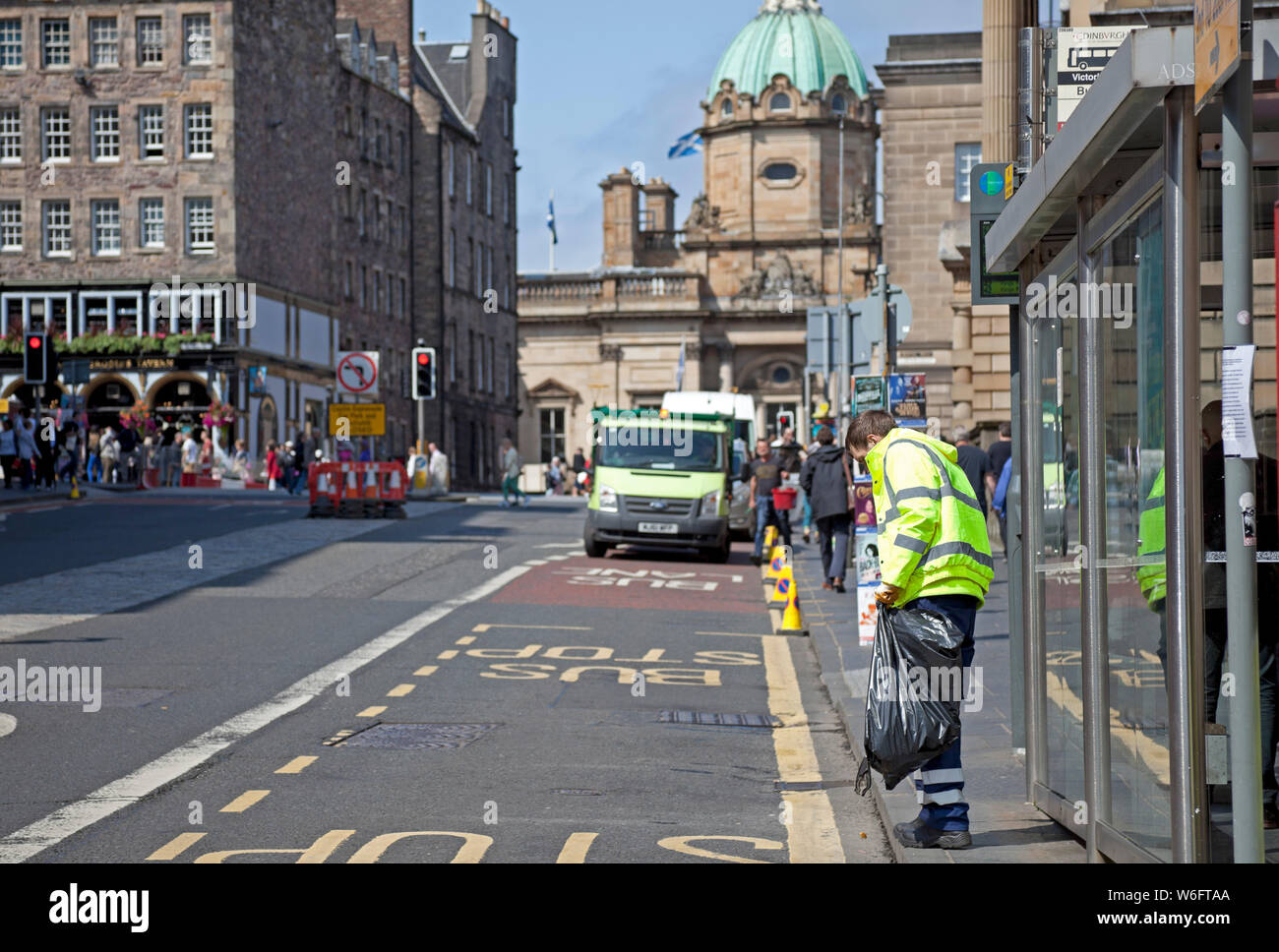 Edinburgh, Schottland, Großbritannien. August 2019. 40 zusätzliche Straßenreinigungskräfte werden sich den derzeitigen 37 Mitarbeitern anschließen, um die Straßen und Bürgersteige der Hauptstadt während der außergewöhnlich geschäftigen Festivalperiode zu säuberen. Bereitstellung eines 24/7-Service. Stockfoto
