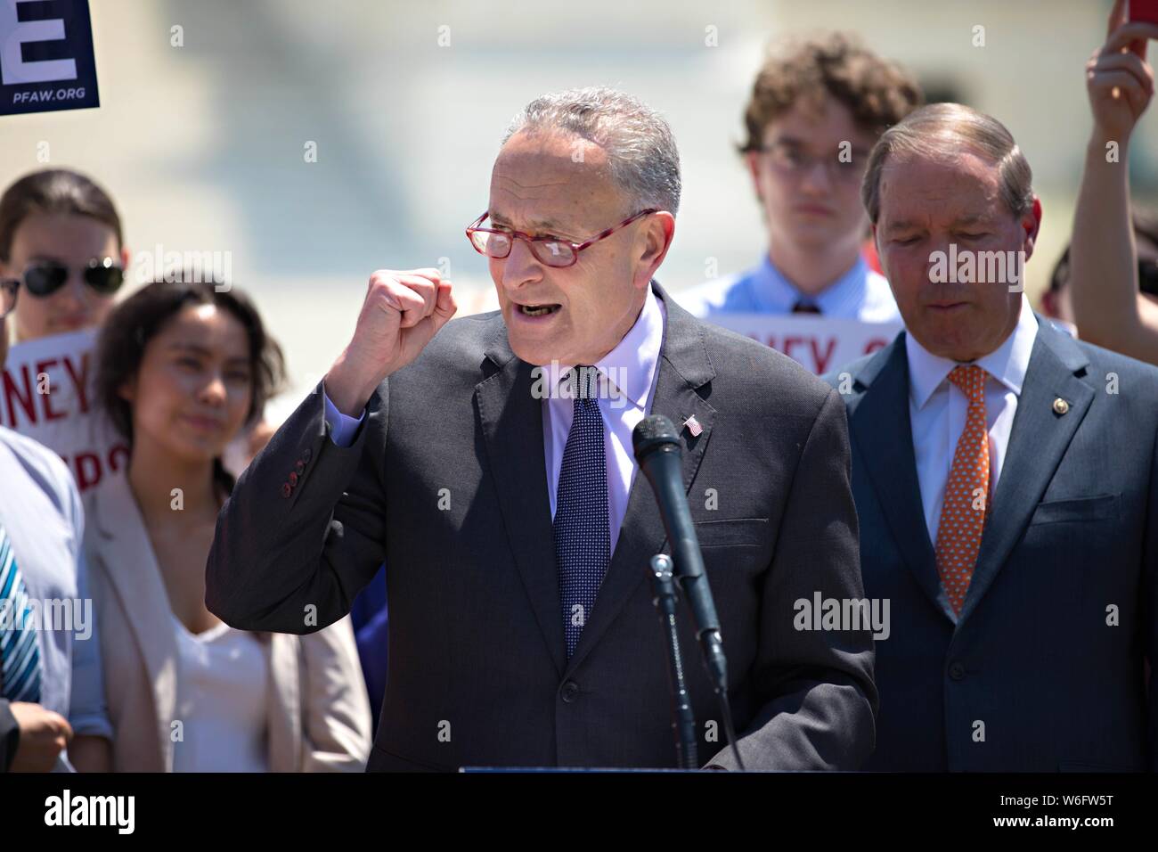 Us-Senat Minoritätführer Senator Chuck Schumer aus New York Adressen einer demokratischen Kundgebung vor dem Gebäude des Obersten Bundesgerichtes der 'Demokratie für Alle" Änderung Juli 30, 2019 in Washington, D.C. unterstützen den Änderungsantrag würden Konzerne aus, die die gleiche freie Rede Rechte wie einzelne Bürger verhindern. Stockfoto