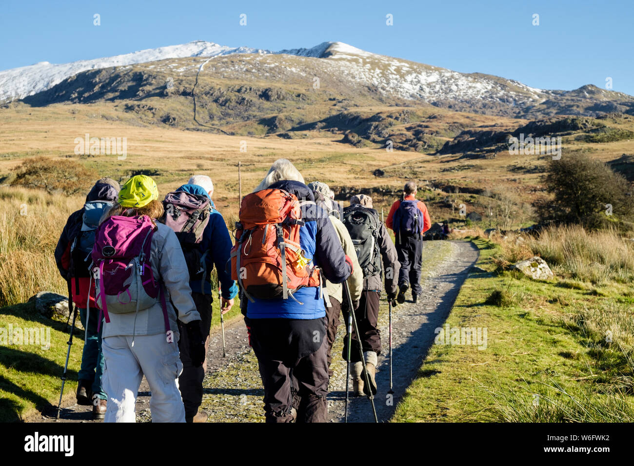 Wandergruppen wandern auf dem Rhyd-DDU Pfad zum schneebedeckten Mt Snowdon Gipfel in den Bergen des Snowdonia National Park. Rhyd-DDU Gwynedd Wales Großbritannien Stockfoto