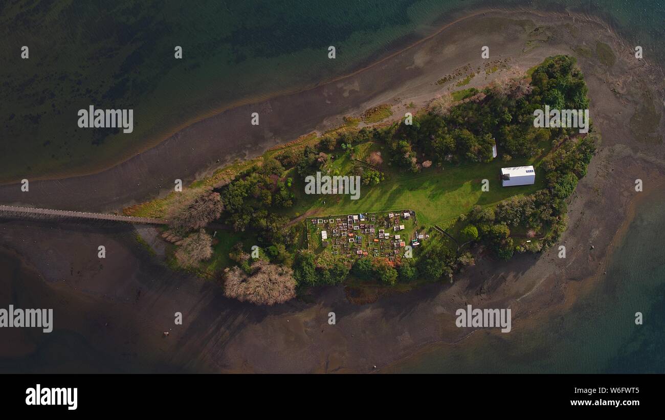 Luftaufnahme der ikonischen Aucar Insel, eine Brücke aus Holz. Dieser Insel, liegt in der Nähe der Stadt Quemchi in der Chiloé Archipel Stockfoto