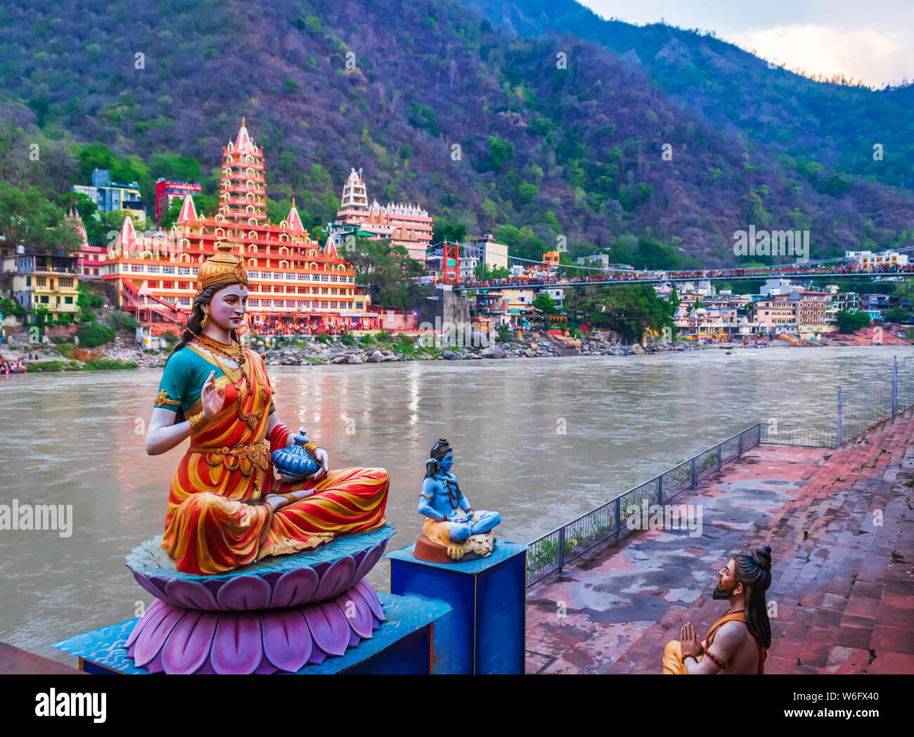 Idol des indischen Gottes / Göttin oder Gottheit, am Ufer des Flusses Ganga in Rishikesh mit verschwommenem Tempel im Hintergrund, der Yoga-Hauptstadt Indiens. Indisch Zu Stockfoto