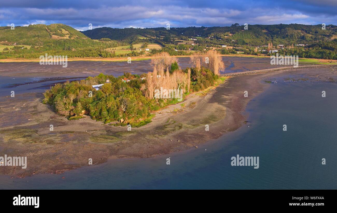 Luftaufnahme der ikonischen Aucar Insel, eine Brücke aus Holz. Diese Insel liegt in der Nähe der Stadt Quemchi in der Chiloé Archipel Stockfoto