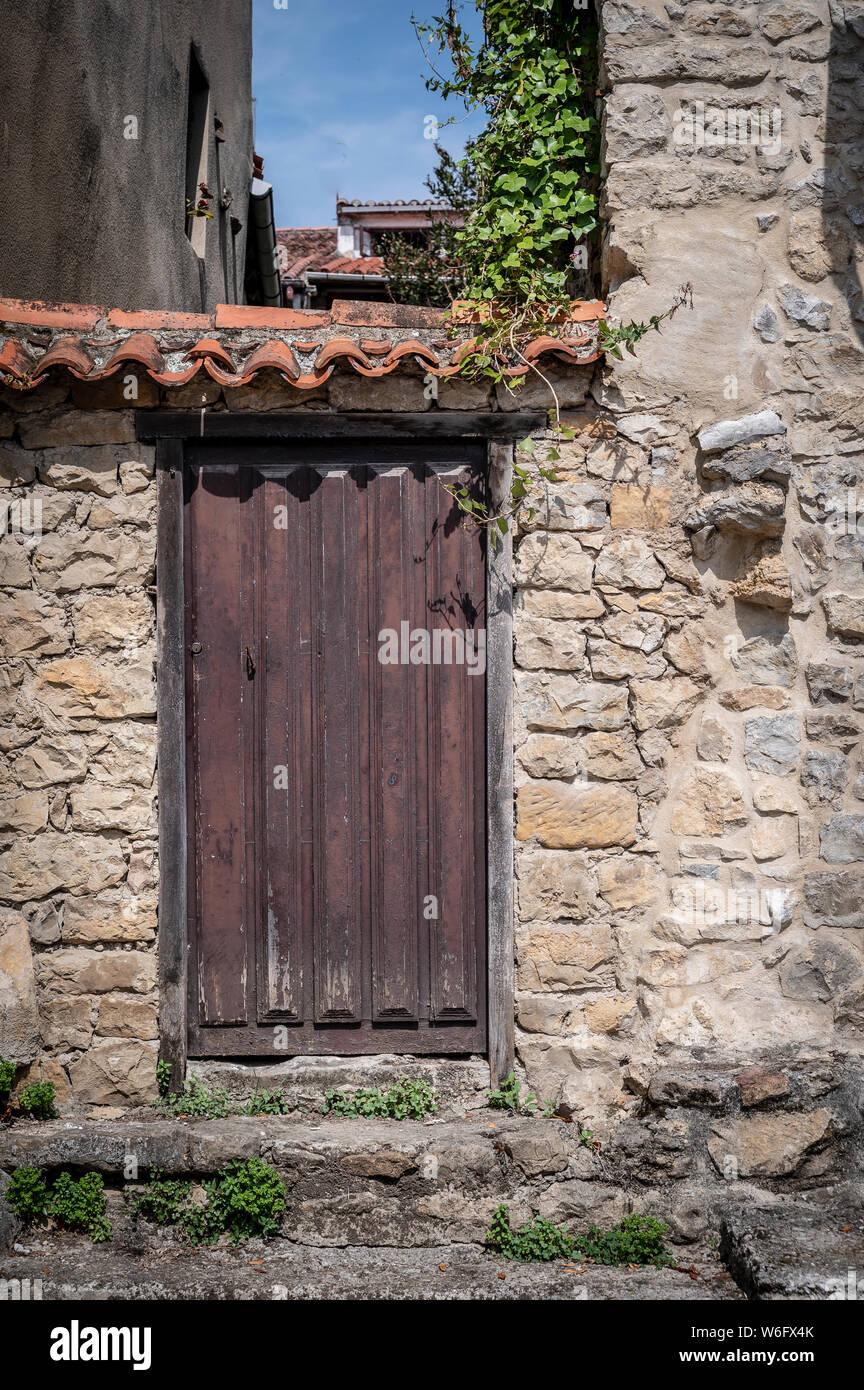 Hölzerne Tür in Stone Village Corral Stockfoto