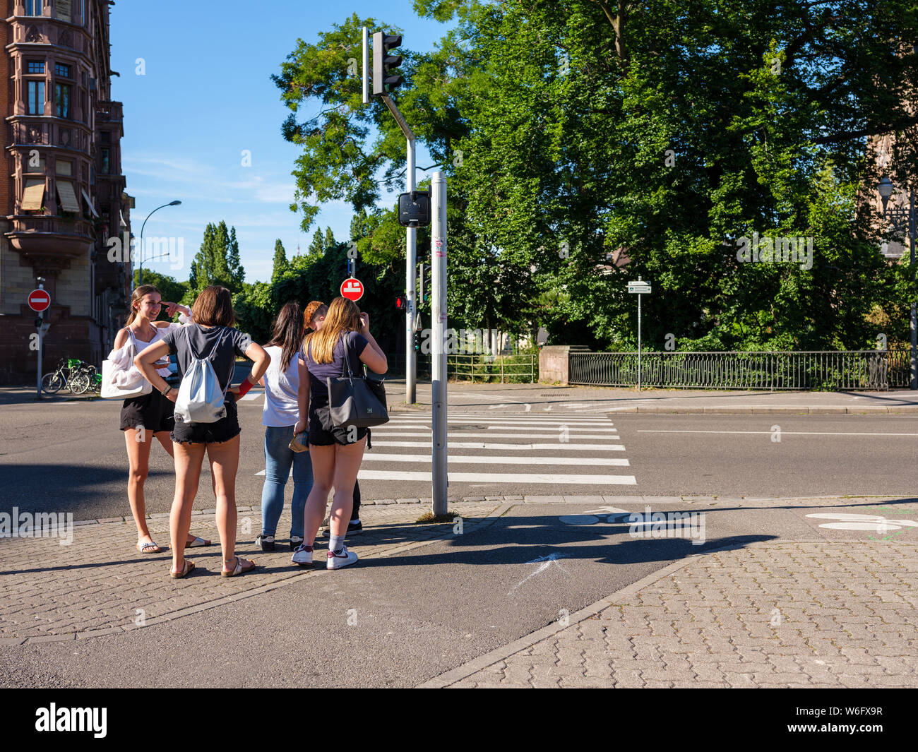 Gruppe von jugendlichen Mädchen warten Straße am Zebrastreifen, Straßburg, Elsass, Frankreich, Europa, Stockfoto