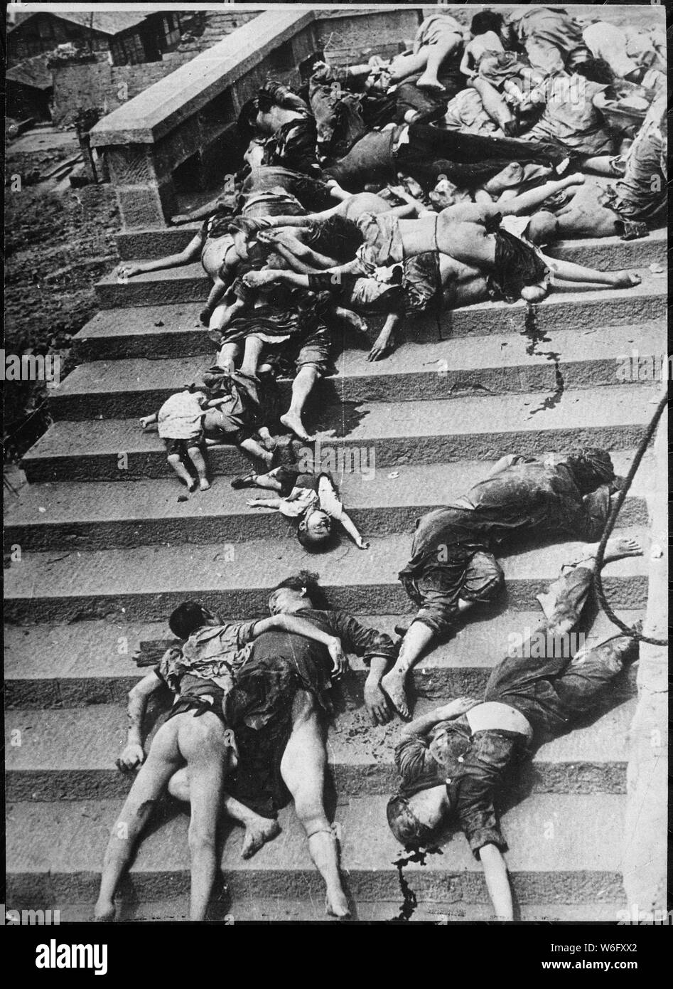 Opfer einer Massenpanik; während der japanischen Luftangriff, 4.000 Menschen wurden zu Tode getrampelt oder versuchen zu Notunterkünften wieder erstickt. Chungking, China, 5. Juni 1941.; Allgemeine Hinweise: Verwenden Sie Krieg und Konflikt Nummer 1249 bei der Bestellung eine Reproduktion oder Anforderung von Informationen zu diesem Bild. Stockfoto