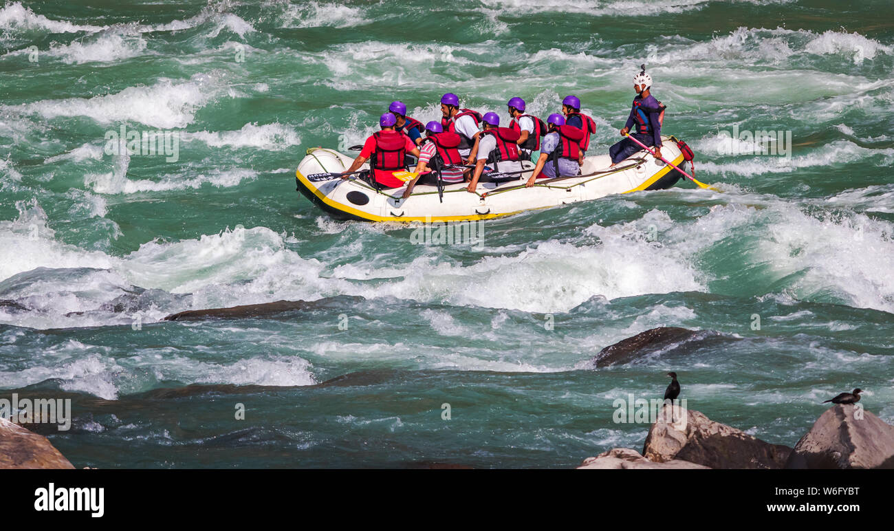 Rafting auf dem Fluss Ganges in Rishikesh Uttarakhand, Indien. berühmten Touristenattraktion Stockfoto
