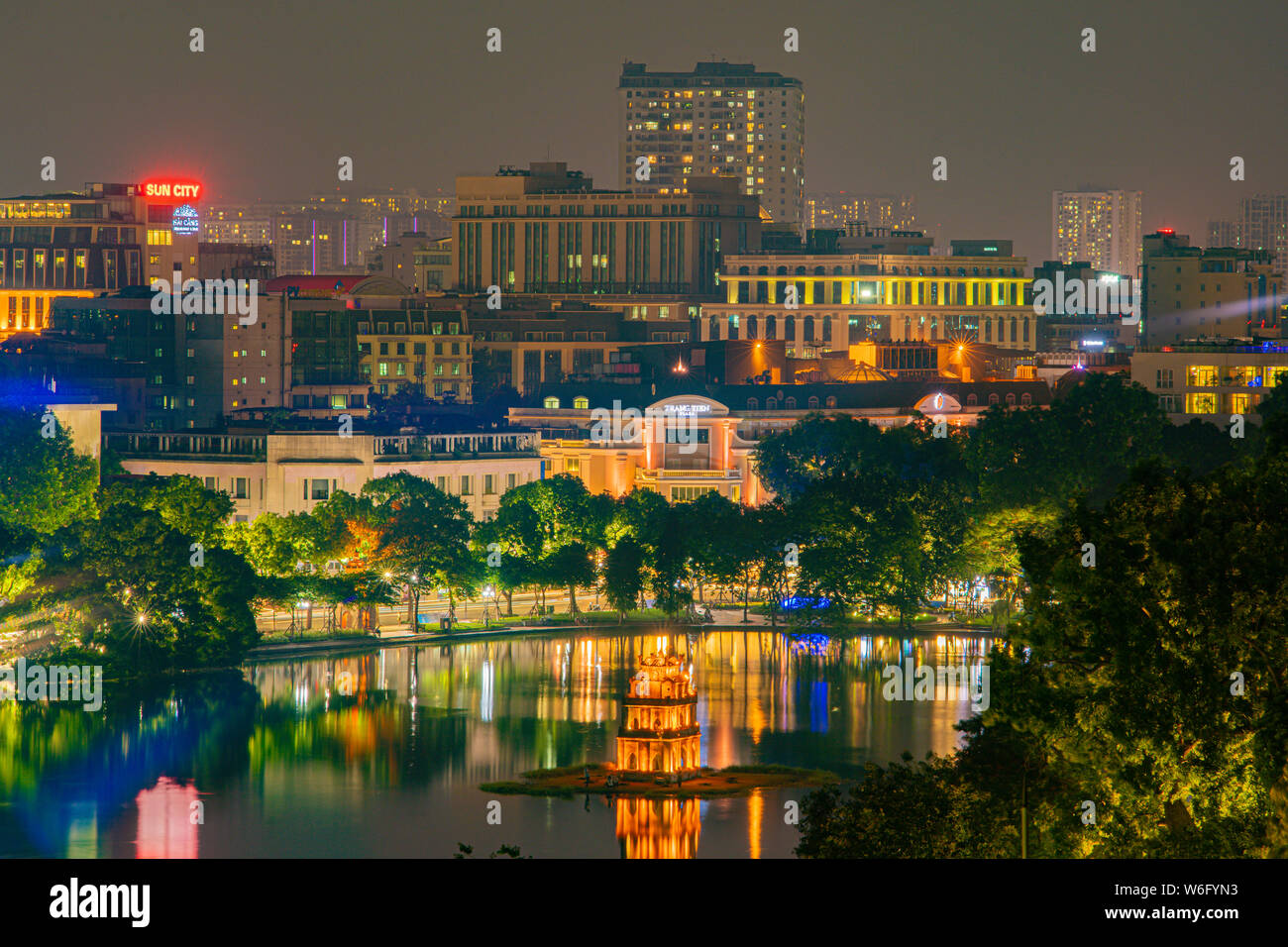 Altstadt, Hanoi/Vietnam - Juli 16: Nachtansicht der Huc Bridge und Ngoc Son Tempel am 07 16 2019 in See des zurückgegebenen Schwertes, Hoan Kiem See, Tu Stockfoto