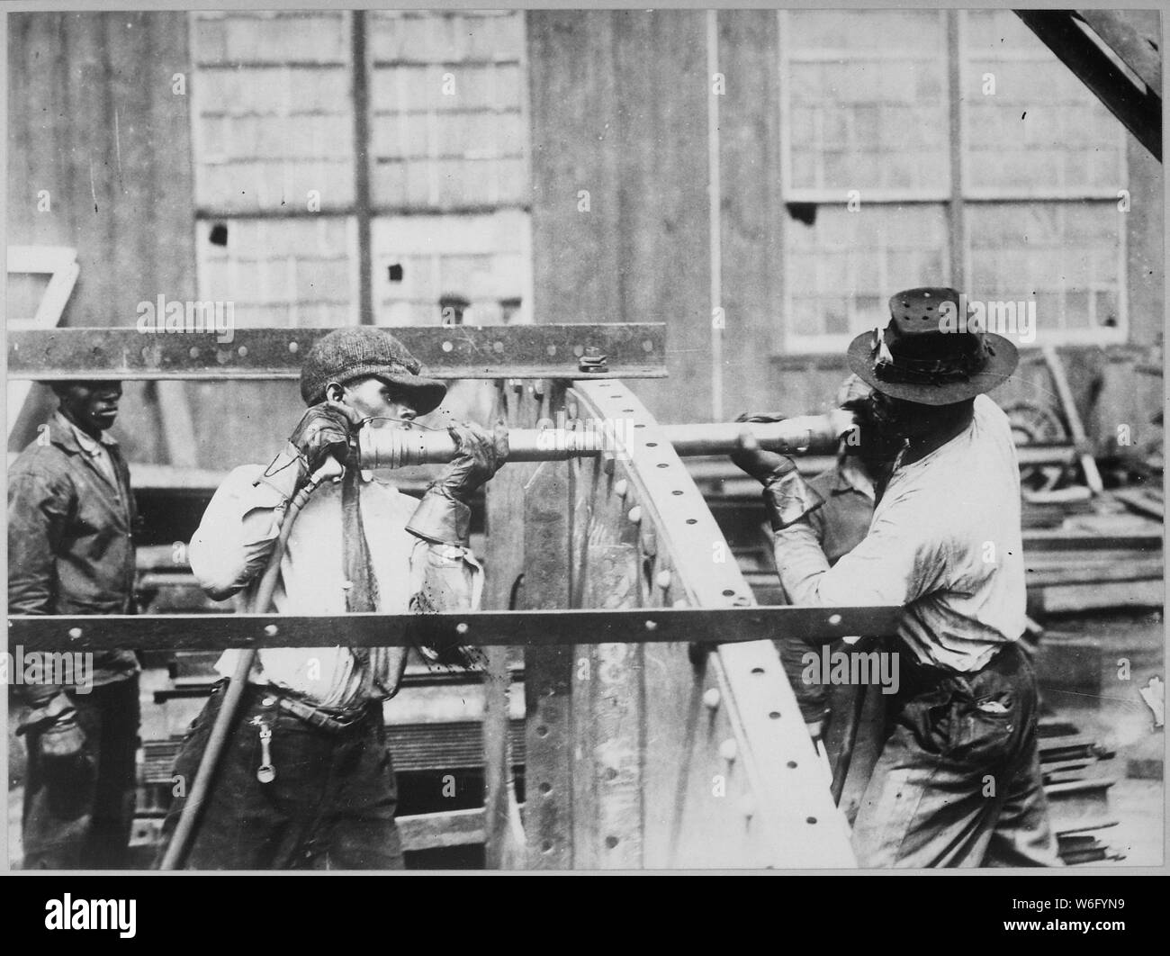 Charles Knight (links), die den Preis der London Mail bot für Expert niet Fahrt gewonnen. Er fuhr 4,875 Nieten in neun Stunden in einer Regierung in der Werft. International Film Service., Ca. 1918; Allgemeine Hinweise: Verwenden Sie Krieg und Konflikt Nummer 535 bei der Bestellung eine Reproduktion oder Anforderung von Informationen zu diesem Bild. Stockfoto