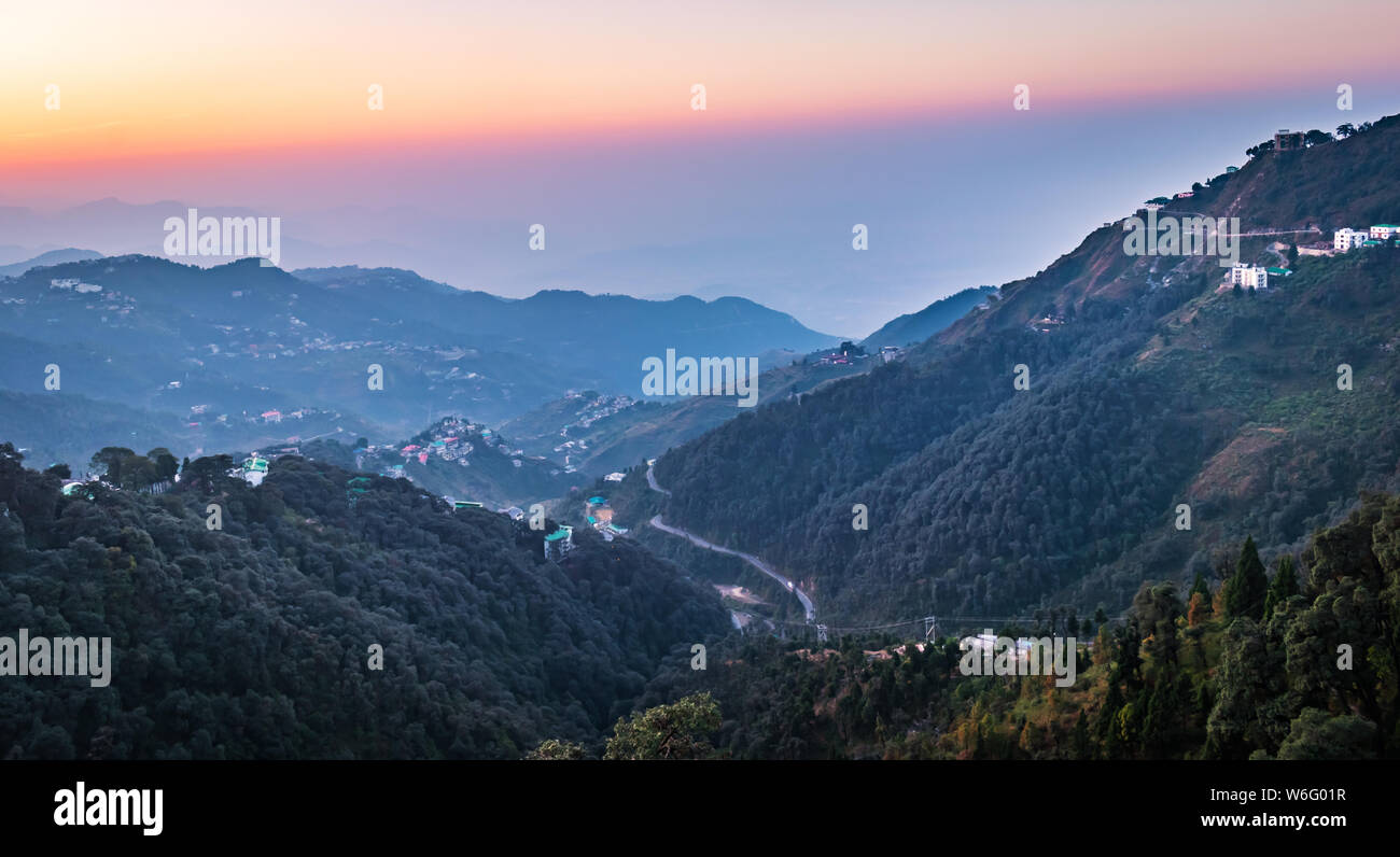 Atemberaubender Sonnenaufgang in den Bergen Mussoorie in Indien Uttarakhand, Tapetenlandschaft Stockfoto