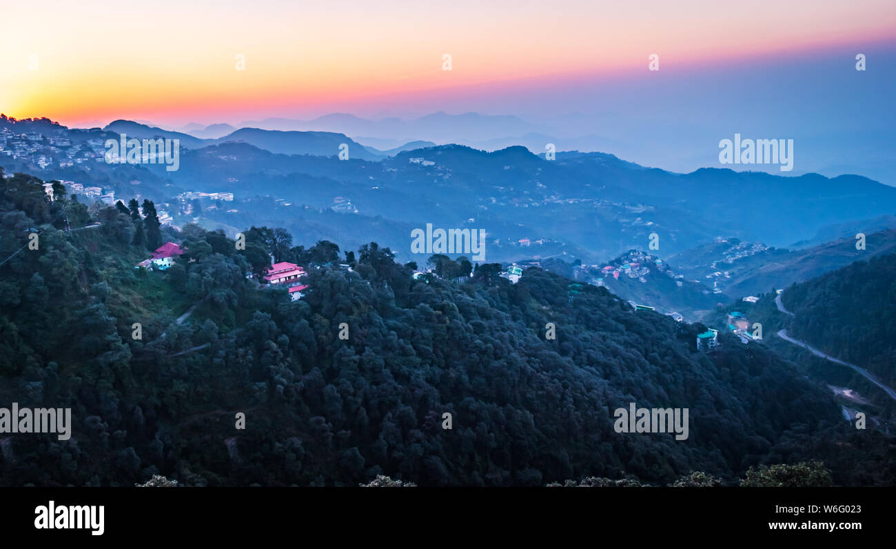 Atemberaubender Sonnenaufgang in den Bergen Mussoorie in Indien Uttarakhand, Tapetenlandschaft Stockfoto