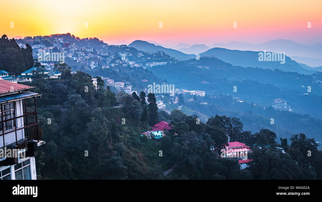 Atemberaubender Sonnenaufgang in den Bergen Mussoorie in Indien Uttarakhand, Tapetenlandschaft Stockfoto