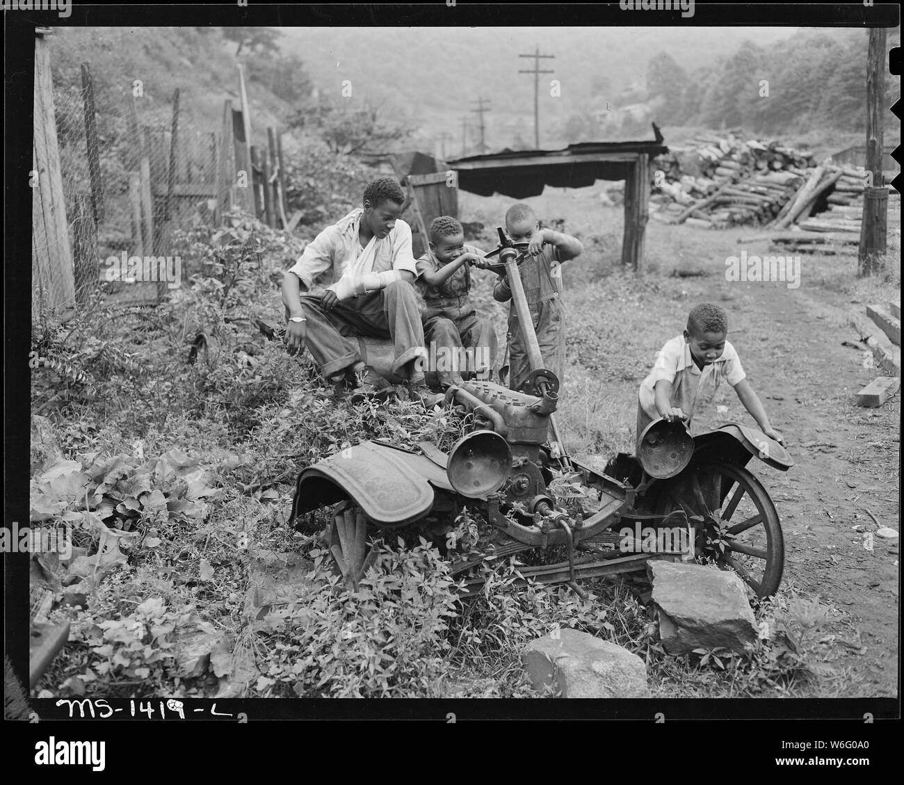 Kinder der Bergleute zu spielen. Es gibt keinen Spielplatz, keine Freizeit Verwaltungsrat entweder bezahlt oder ehrenamtlich in diesem Lager. Gilliam, Kohle und Koks, Gilliam Mine, Gilliam, McDowell County, West Virginia. Stockfoto