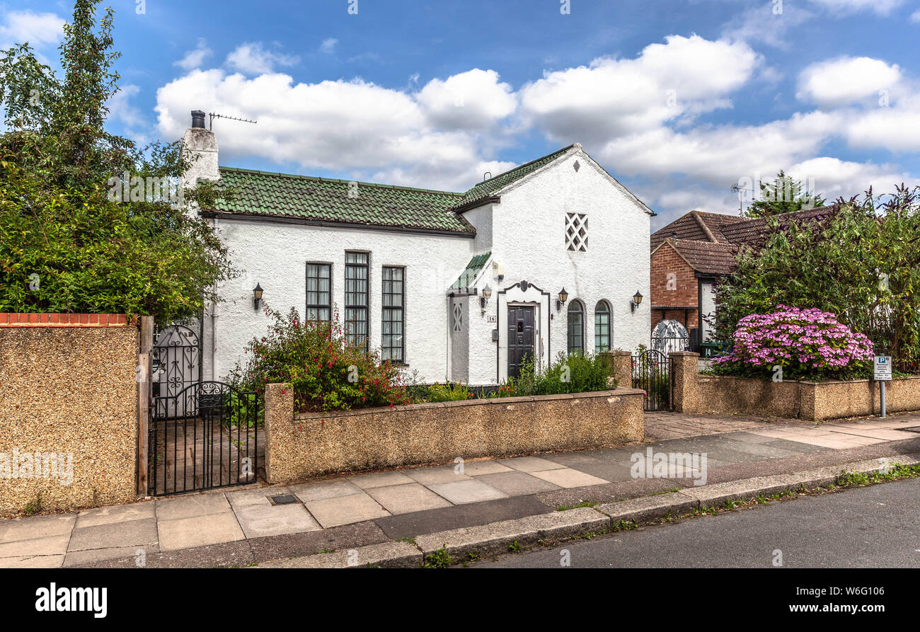 Weiß getünchtes Haus mit grünen Ziegeldach, Green Lane, Edgware, Middlesex HA 8, England, UK. Stockfoto