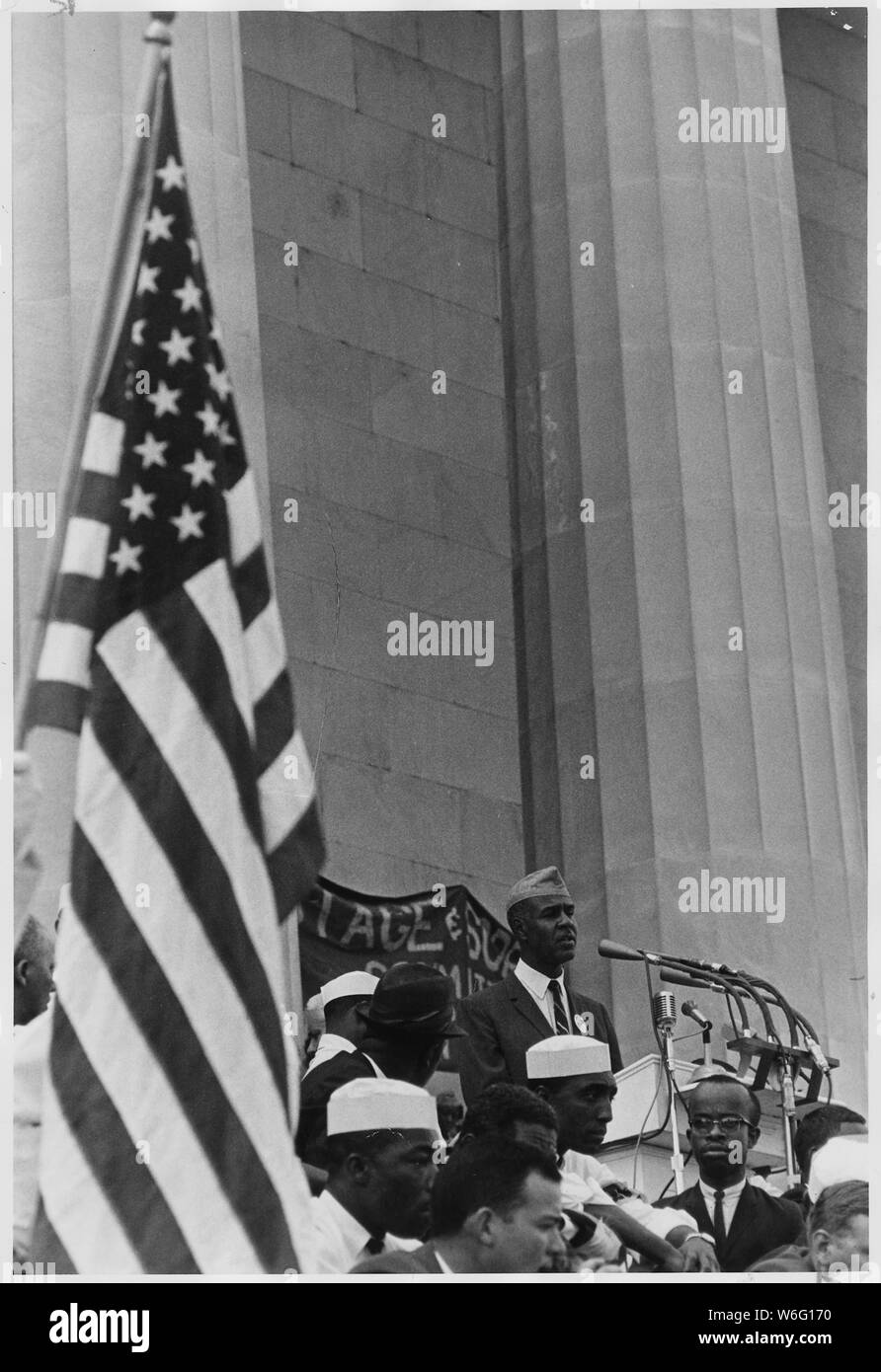 Die bürgerlichen Rechte Marsch auf Washington, D.C. (Roy Wilkins, Executive Secretary der Nationalen Vereinigung zur Förderung der farbigen Bevölkerung sprechen.); Allgemeine Hinweise: Roy Wilkins (NAACP) sprechen am Marsch auf Washington für Jobs und Freiheit Podium am Lincoln Memorial, 8. August 1963. Stockfoto