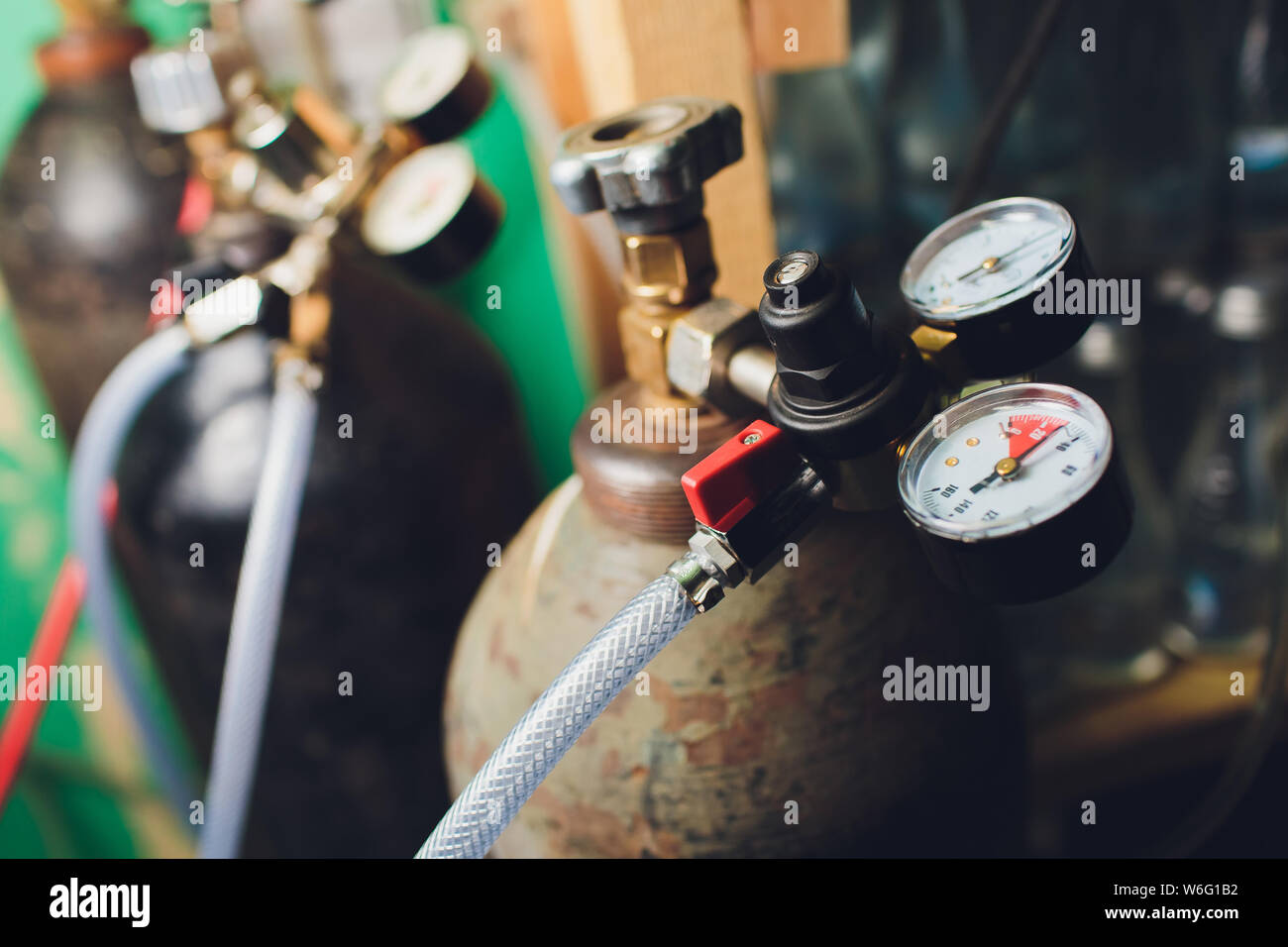 Schließen Sie Manometer und Ventil auf alten Stickstoff Gasflasche im Labor Stockfotografie - Alamy