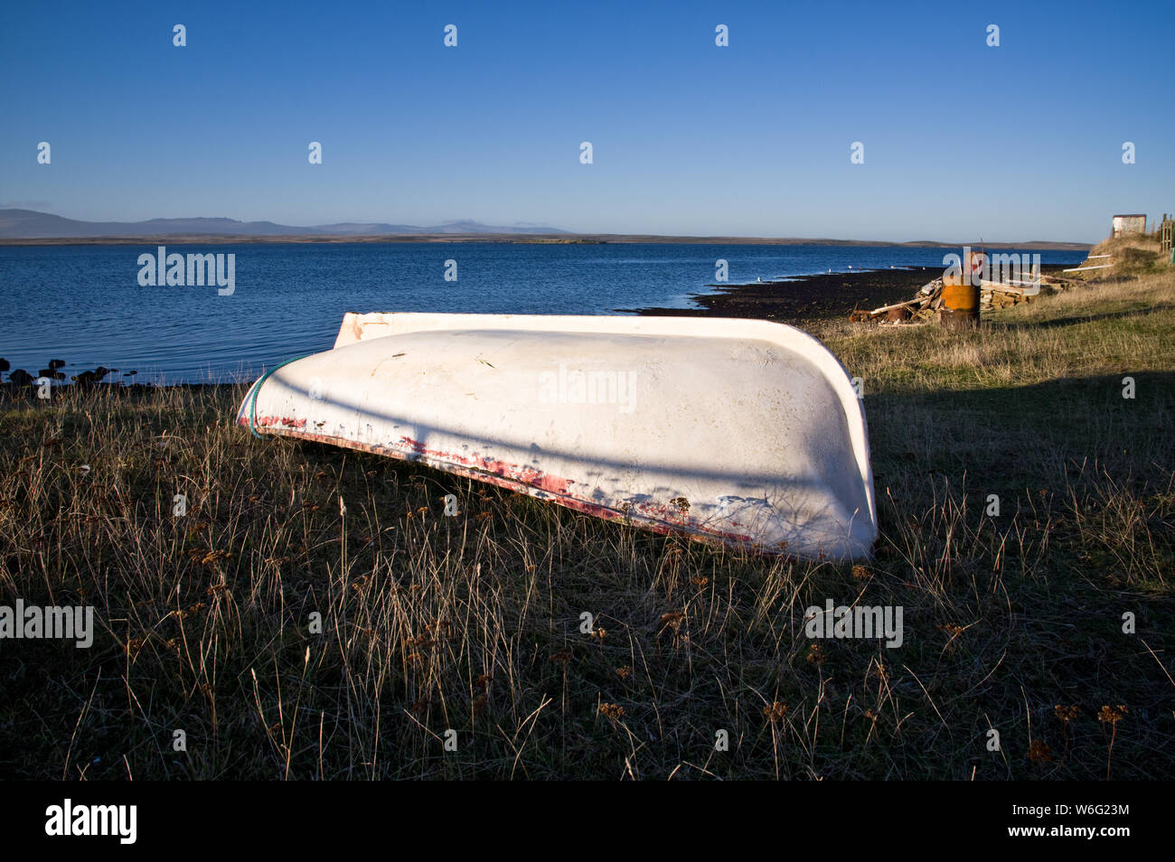 Ein umgedrehter Boot auf Gans Grün, die zweitgrößte Siedlung auf den Falkland Inseln. Stockfoto