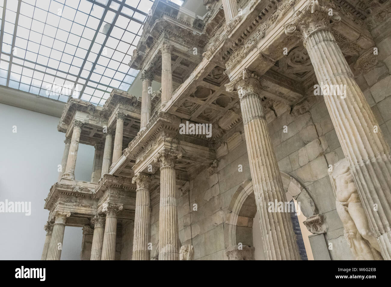BERLIN, DEUTSCHLAND - 26. SEPTEMBER 2018: Close up und detaillierte Ansicht der Architektur der Antike, das Markttor von Milet mit griechischen Säulen Stockfoto