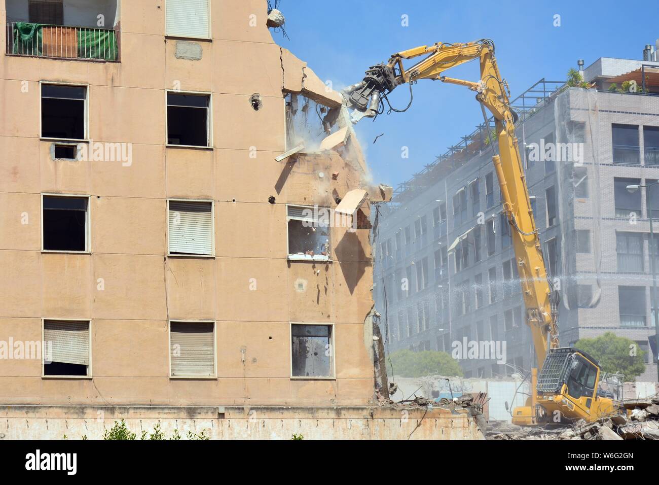 Gran máquina demoliendo un Viejo edificio de Apartamentos Stockfoto