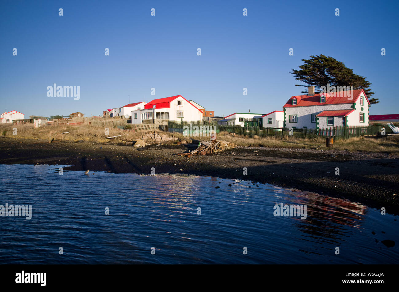 Gebäude in Goose Green, die zweitgrößte Siedlung auf den Falkland Inseln. Stockfoto