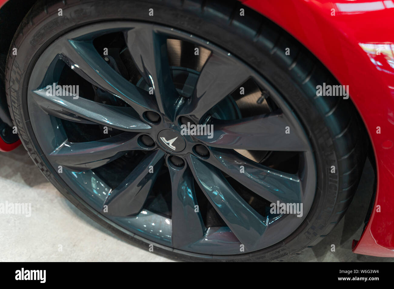 Valencia, Spanien - 21. Juli 2019: Close up Tesla Model S Rad, Elektroauto. Ökologie freundlich Fahrzeug. Michelin Reifen. Stockfoto